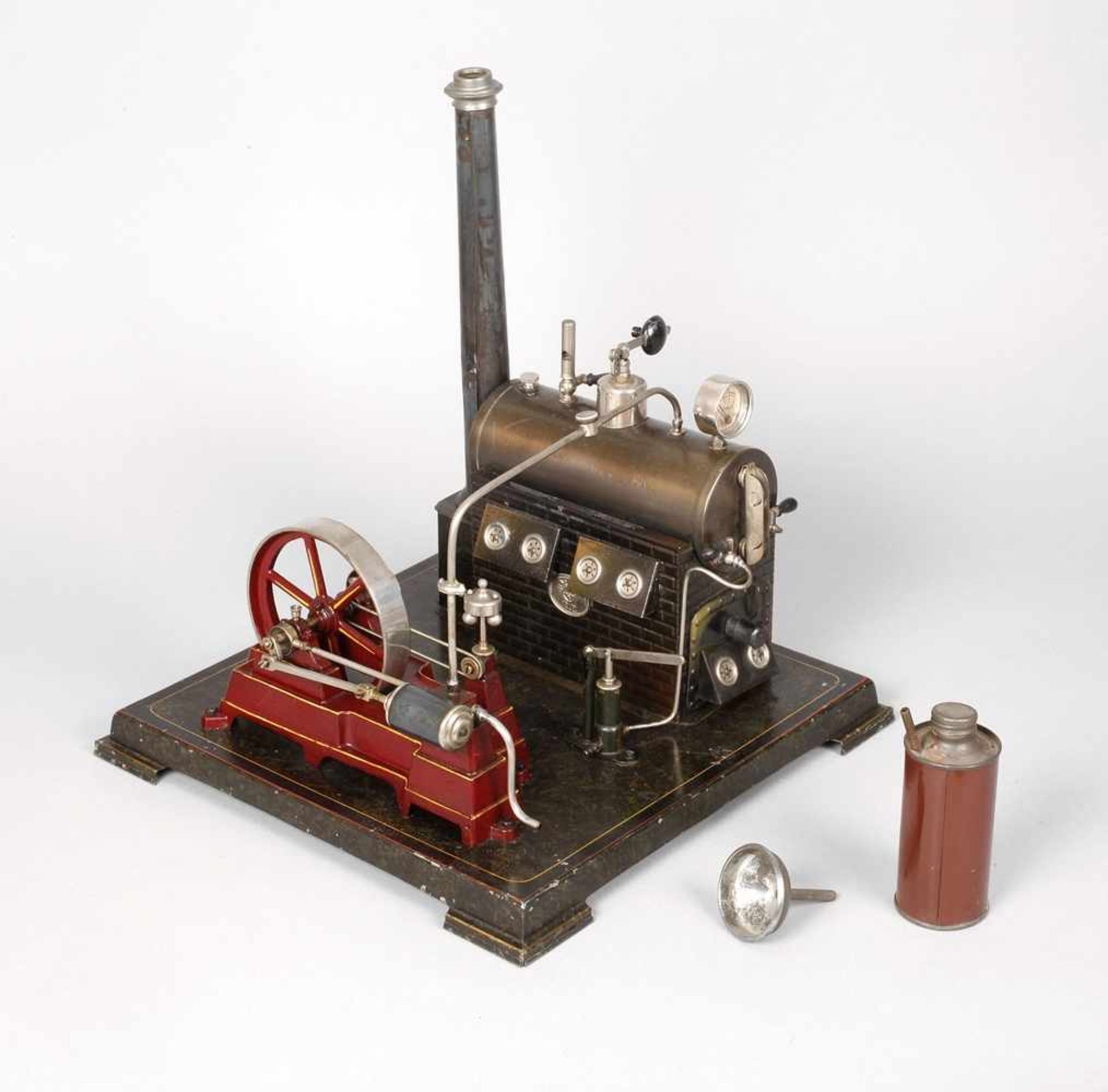 Ernst Plank liegende Dampfmaschine um 1915, gemarkt mit Firmenlogo, Blech und Guss in Schwarz-Rot