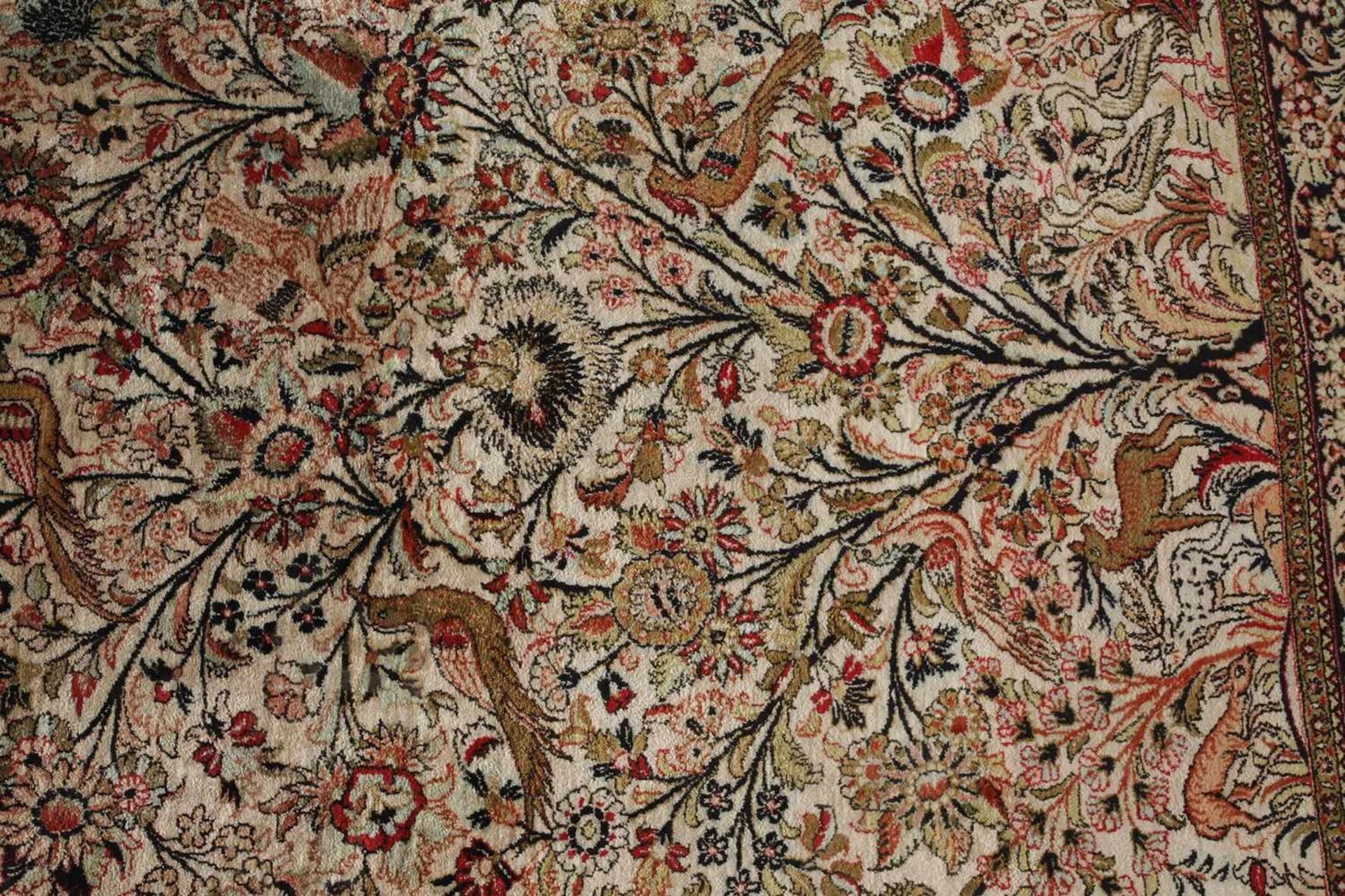 Teppich Kunstseide2. Hälfte 20. Jh., floral durchmustertes Mittelfeld mit korrespondierendem - Bild 2 aus 4