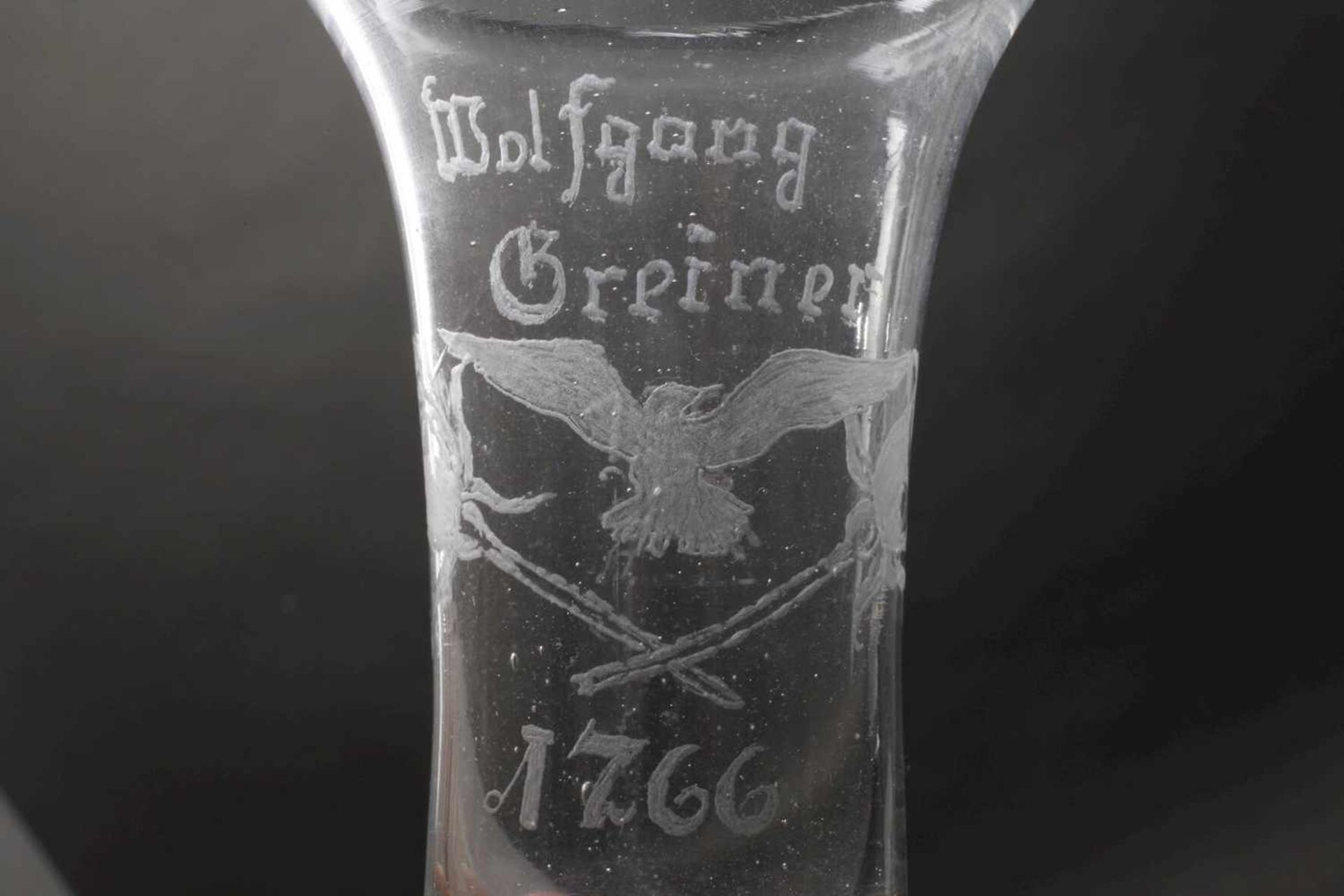 Großer barocker Kutscherstumpendatiert 1766 , farbloses Glas, blasiger Abriss, Scheibenfuß mit - Bild 3 aus 4