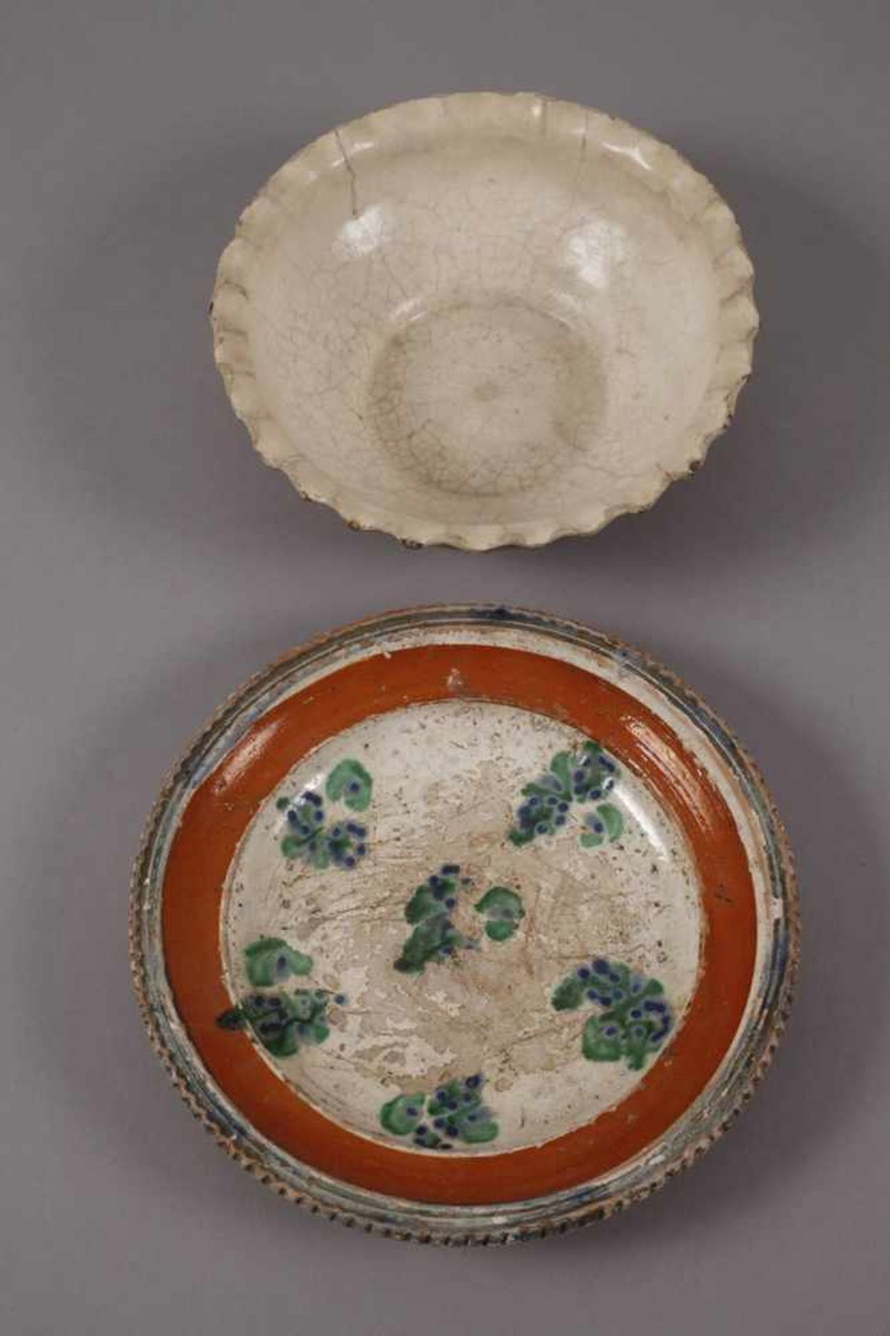 Drei Schalen bäuerliche Keramik19. Jh., Hafnerware mit getupftem Pinseldekor in Türkis und Blau - Bild 3 aus 4