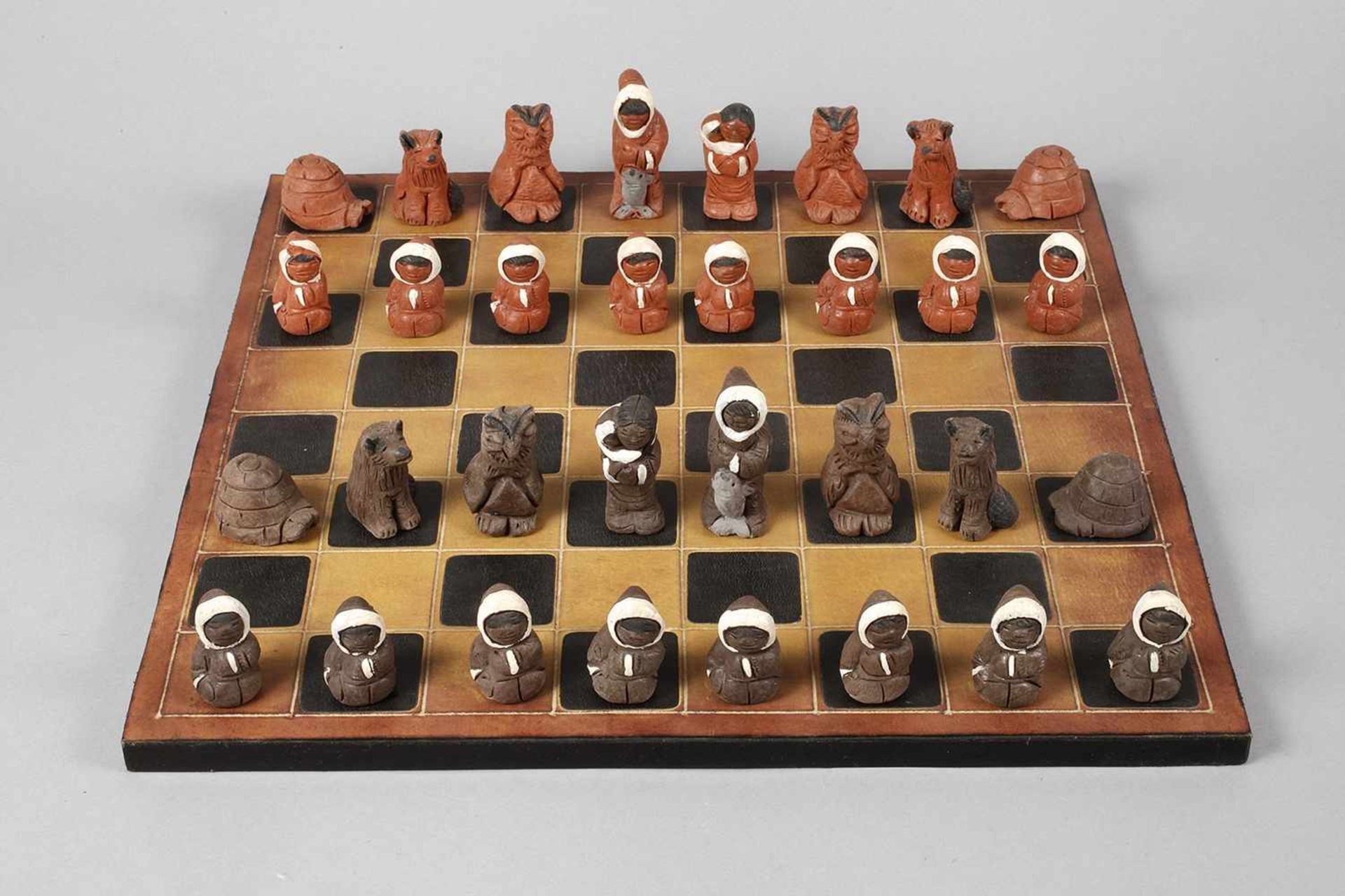 Schachspiel KeramikKanada 20. Jh., alle gemarkt CISA Canada, teils farbig gefasster, heller Scherben