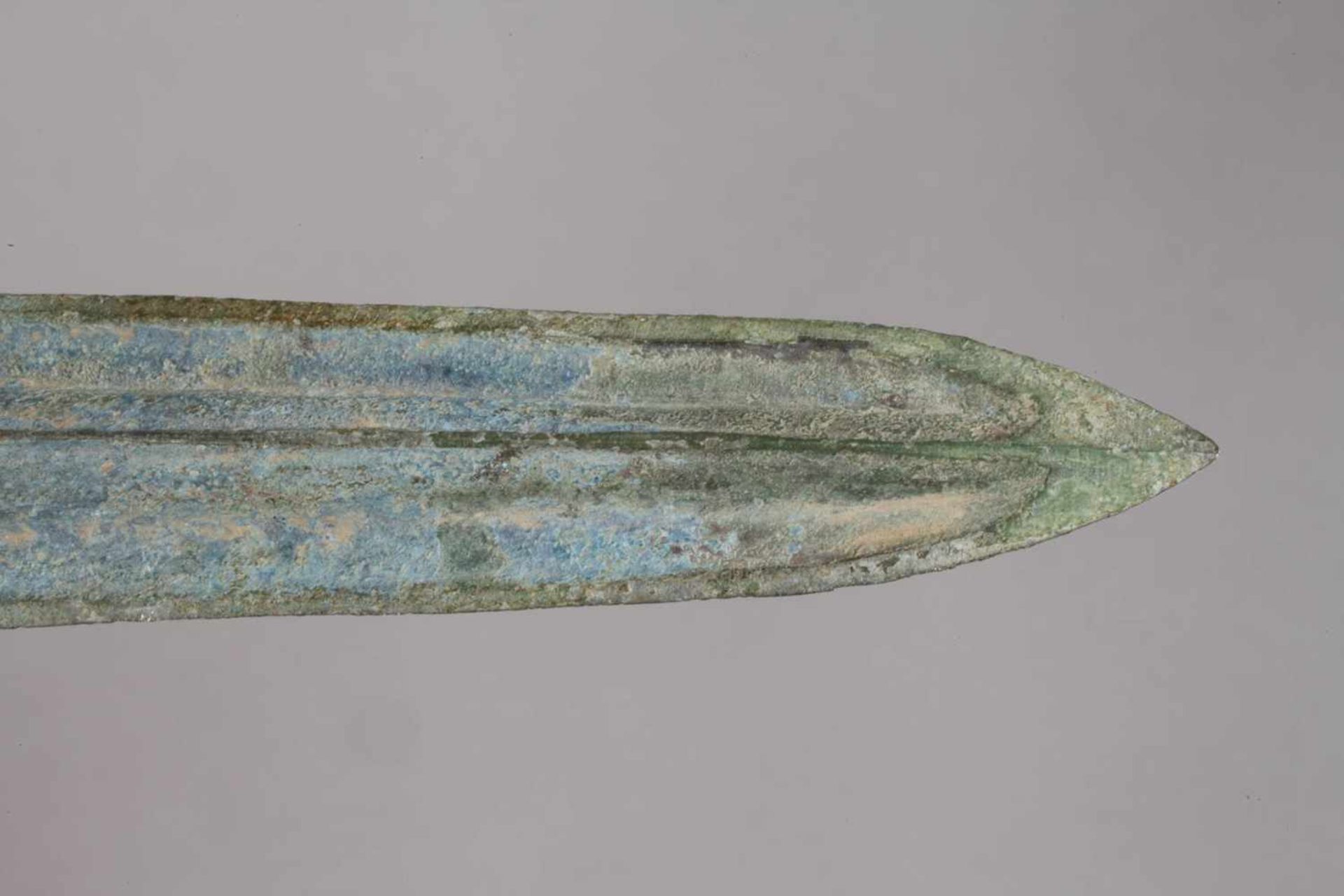 Altchinesische Speerspitzeunbestimmt, vielleicht Shang-Dynastie, 12. Jh. v. Chr., Bronze, - Bild 4 aus 4