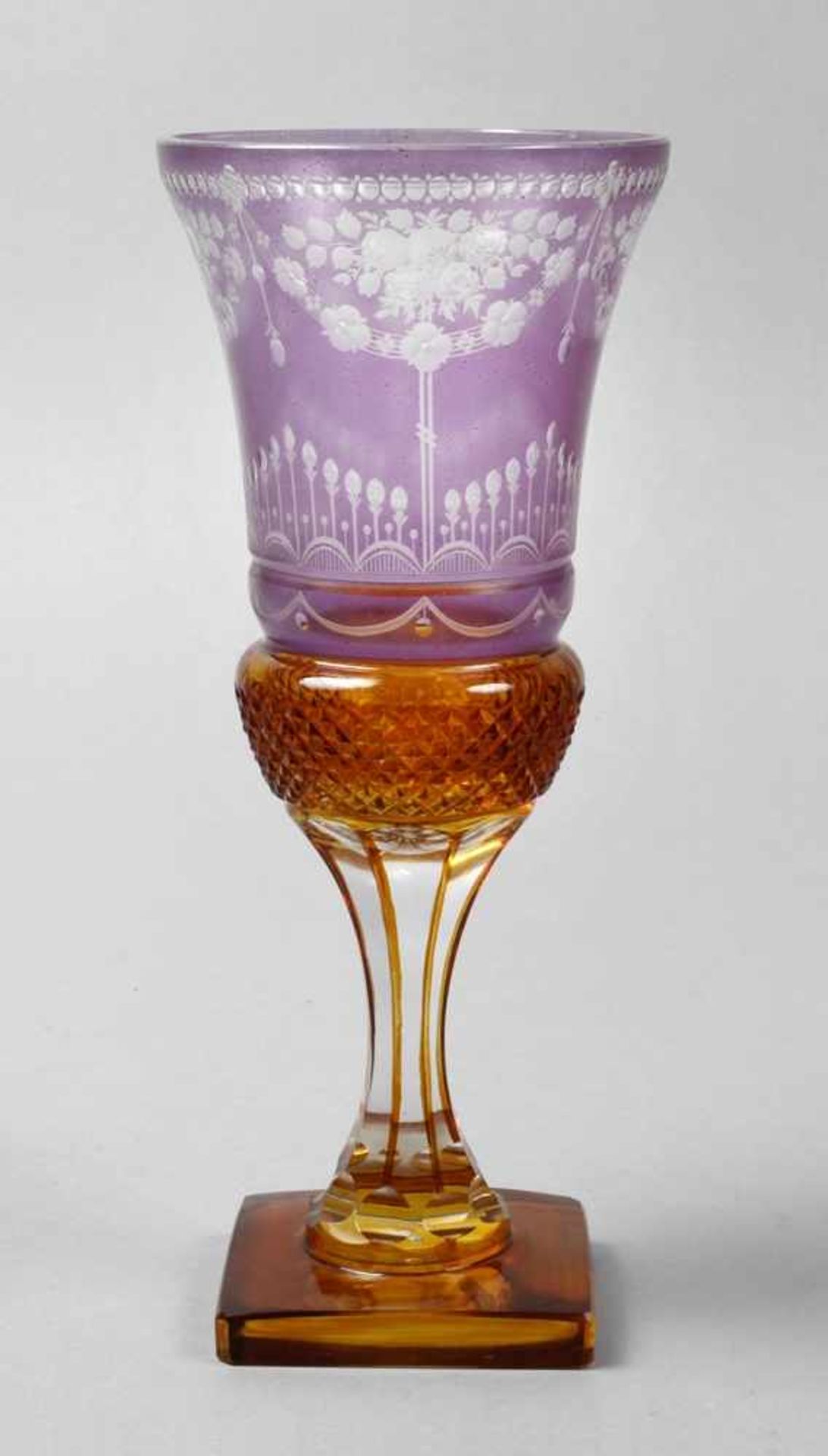 Pokal im Biedermeierstilum 1900, farbloses Glas, plangeschliffener Stand, gelb gebeizt, violett