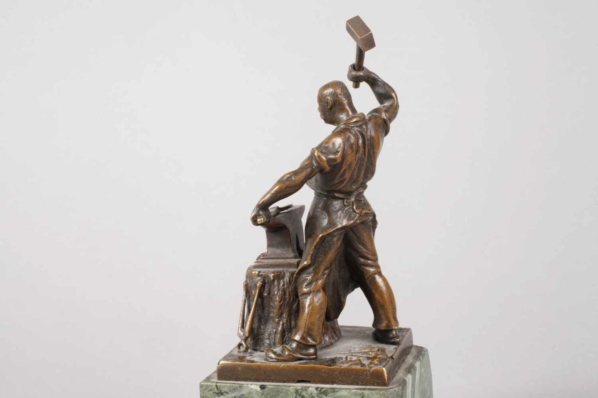 Carl Kauba, Hufschmiedum 1900, signiert, Bronze hellbraun patiniert, Darstellung eines - Bild 3 aus 4