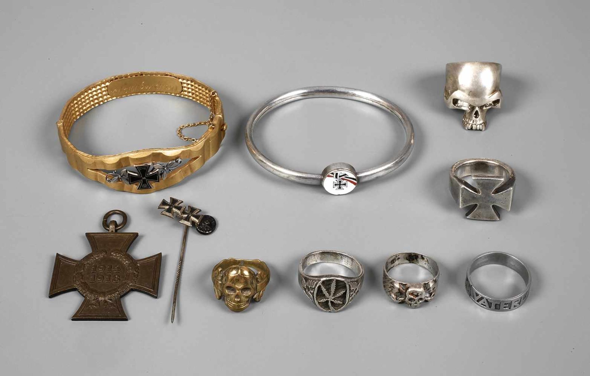 Ring-Konvolut Militariazwei Armringe zur Erinnerung an den Weltkrieg 1914/18, drei Totenkopfringe,