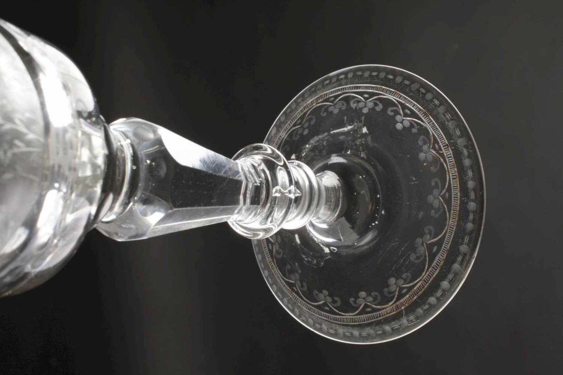 Pokalglas mit Engelsmotiven19. Jh., farbloses Glas, flacher Scheibenfuß, facettierter Schaft mit - Bild 5 aus 5