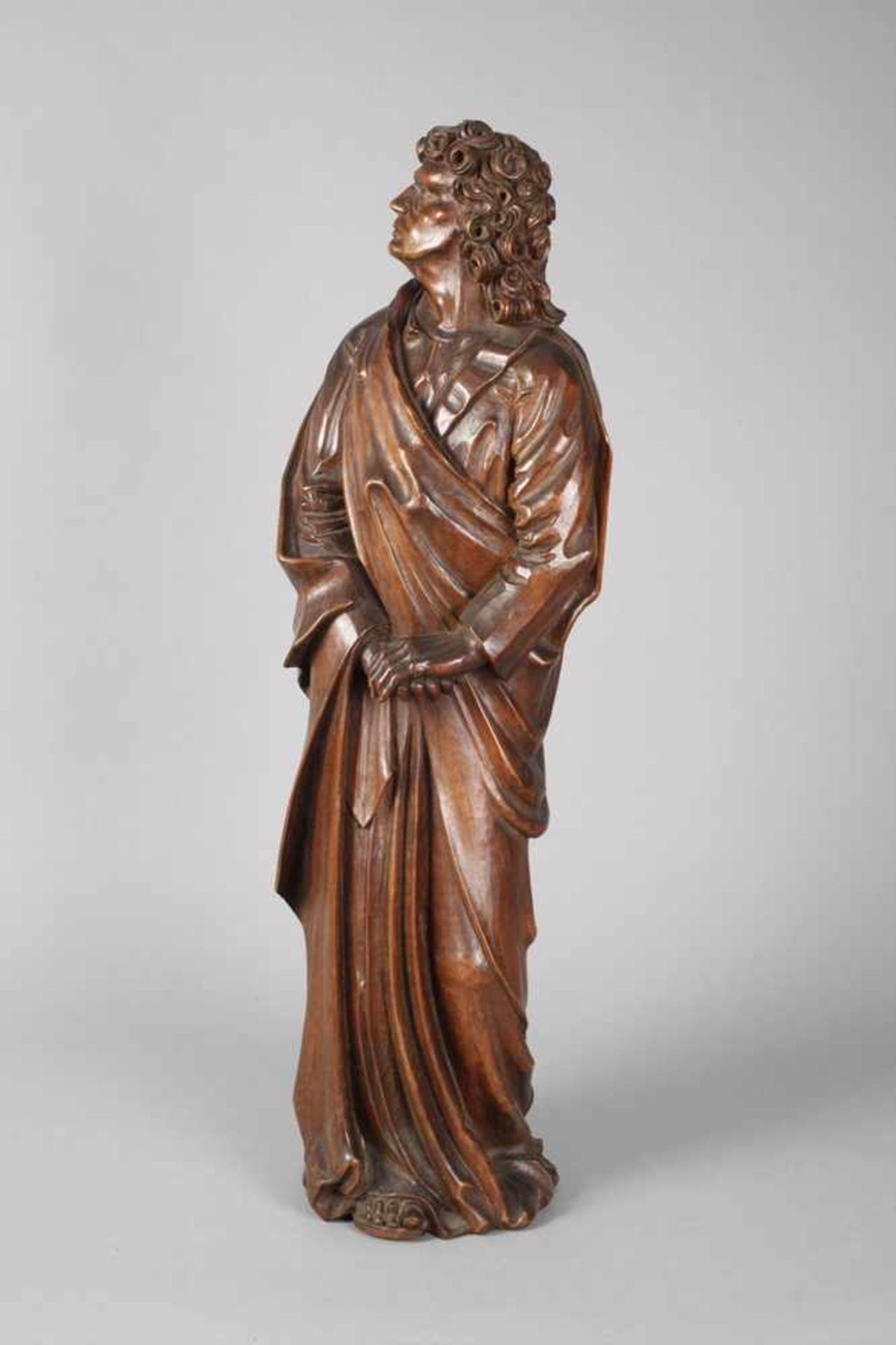 Geschnitzte Heiligenfigurum 1900, ungemarkt, Nussbaum beschnitzt, dunkelbraun gebeizt, vollplastisch - Bild 2 aus 4