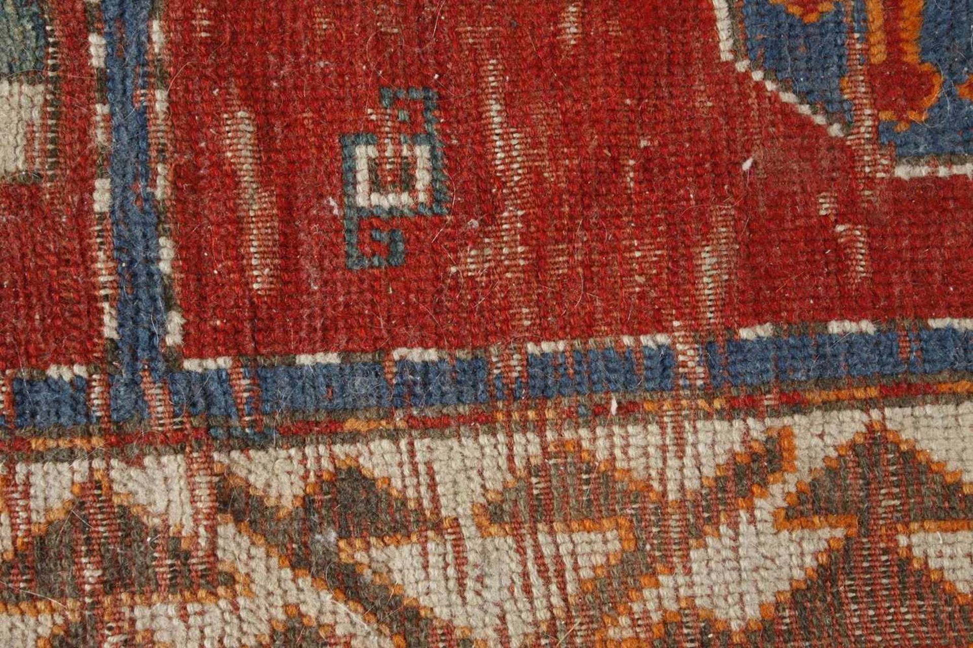 Kaukasus Gebetsteppich1. Hälfte 20. Jh., reduzierter geometrischer Dekor in kräftiger Farbigkeit, - Bild 2 aus 3