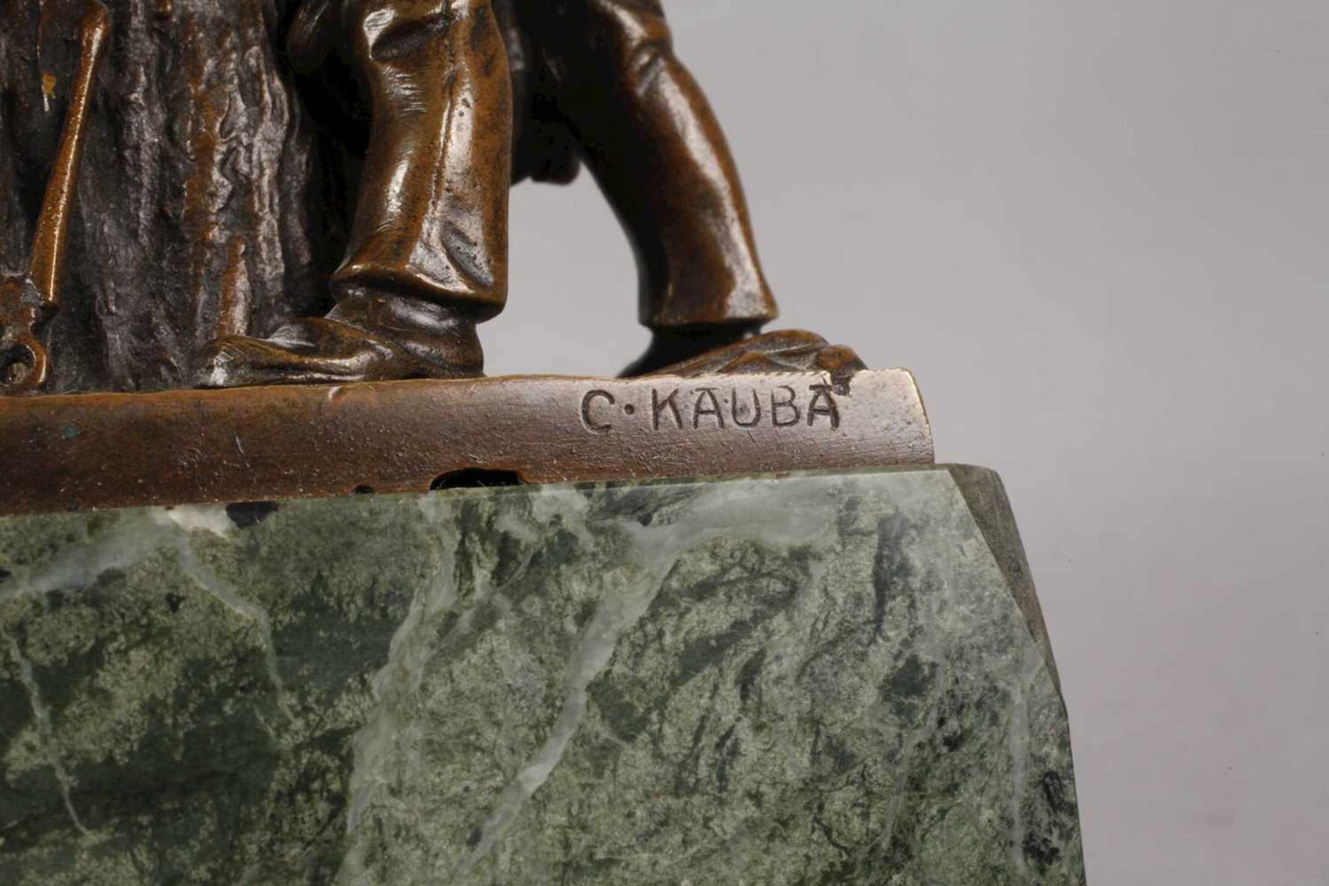 Carl Kauba, Hufschmiedum 1900, signiert, Bronze hellbraun patiniert, Darstellung eines - Bild 4 aus 4