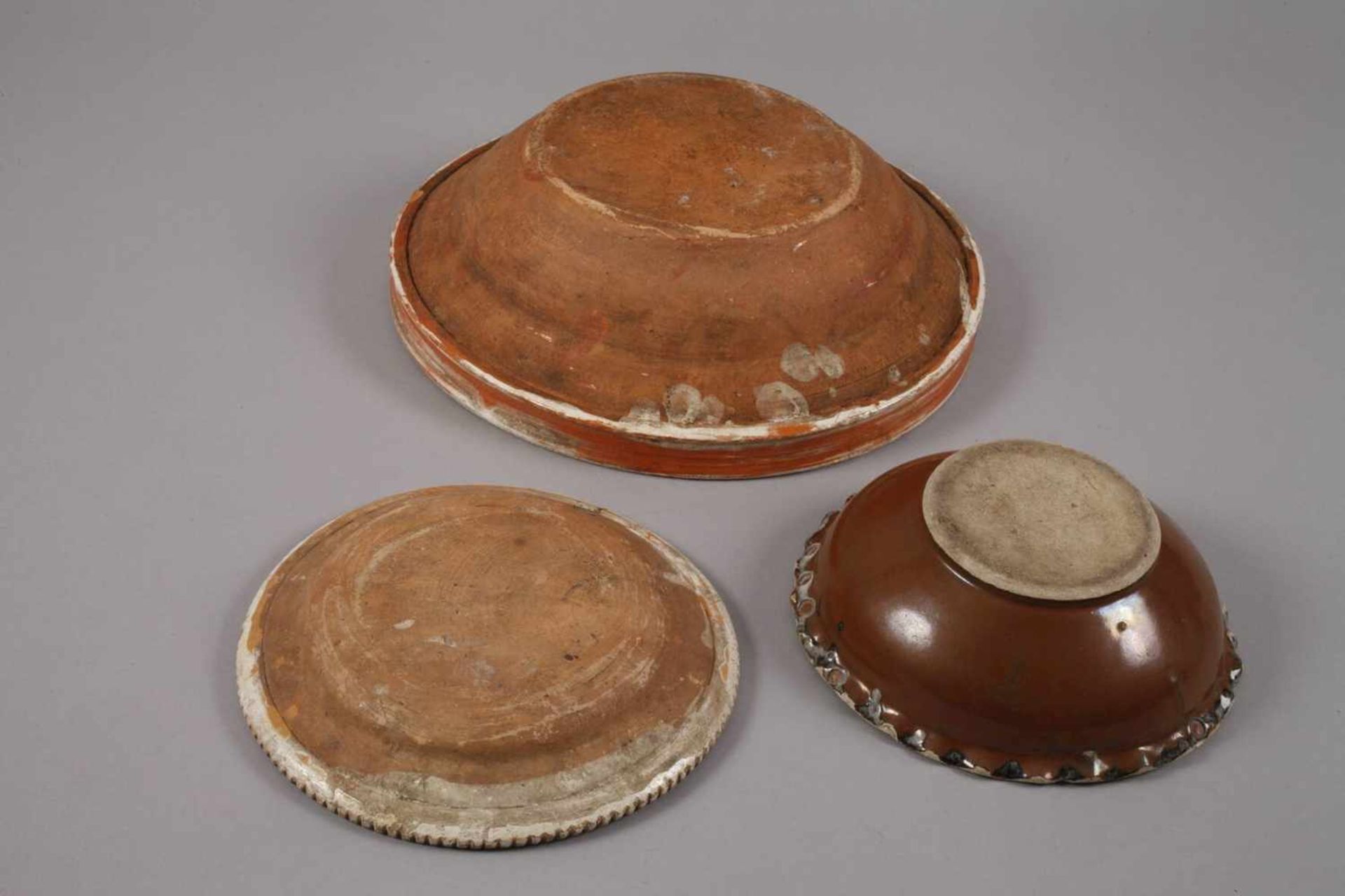 Drei Schalen bäuerliche Keramik19. Jh., Hafnerware mit getupftem Pinseldekor in Türkis und Blau - Bild 4 aus 4