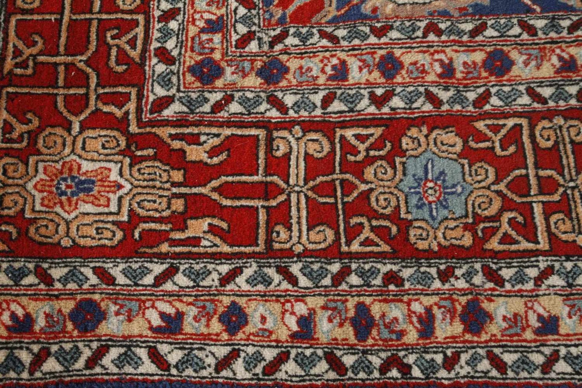 Teppich Iran2. Hälfte 20. Jh., komplett durchmustertes Mittelfeld mit Floraldekor, Maße 319 x 233 - Bild 2 aus 3
