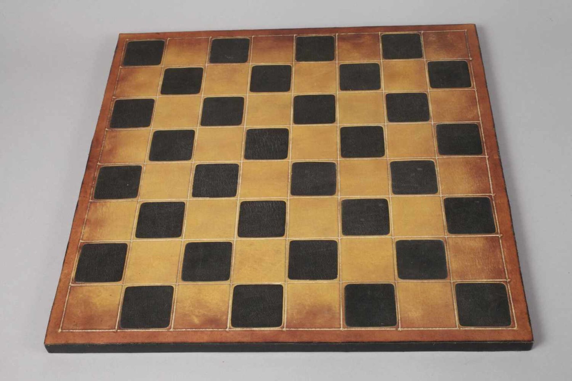 Schachspiel KeramikKanada 20. Jh., alle gemarkt CISA Canada, teils farbig gefasster, heller Scherben - Bild 2 aus 5