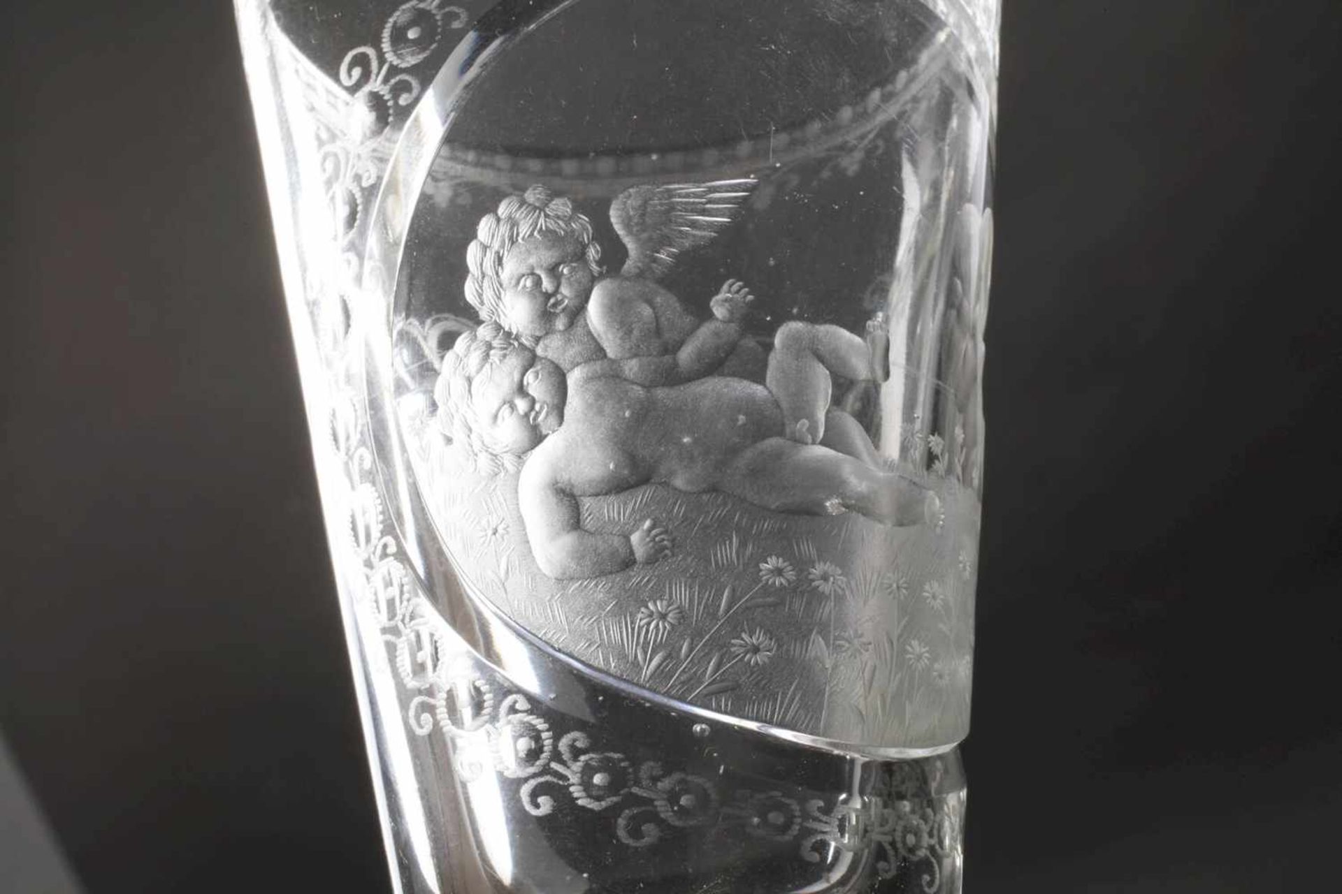 Pokalglas mit Engelsmotiven19. Jh., farbloses Glas, flacher Scheibenfuß, facettierter Schaft mit - Bild 2 aus 5