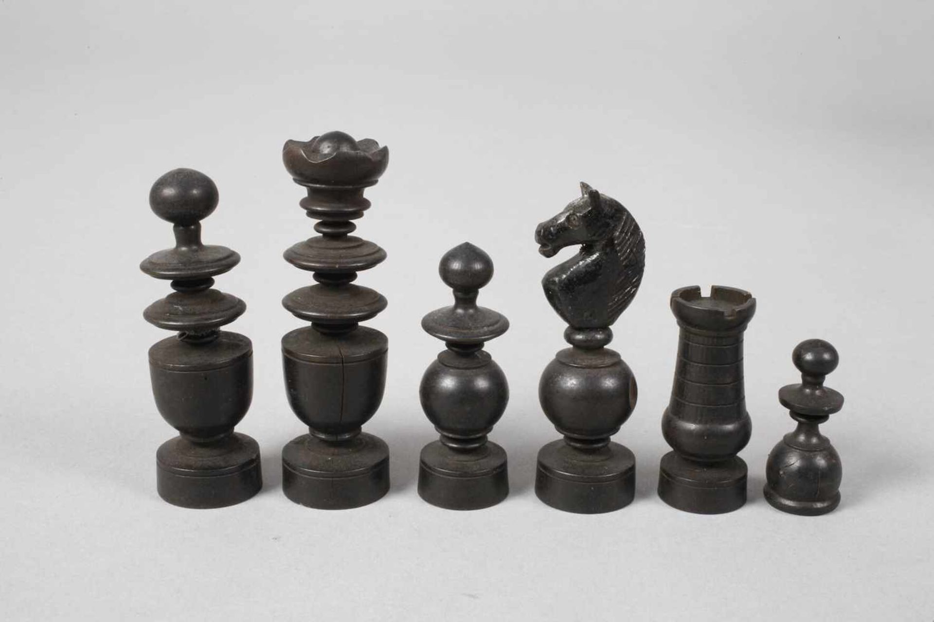 Zwei Schachspiele19./20. Jh., Holz gedrechselt und geschnitzt, teils farbig gefasst, vollständige - Bild 2 aus 3
