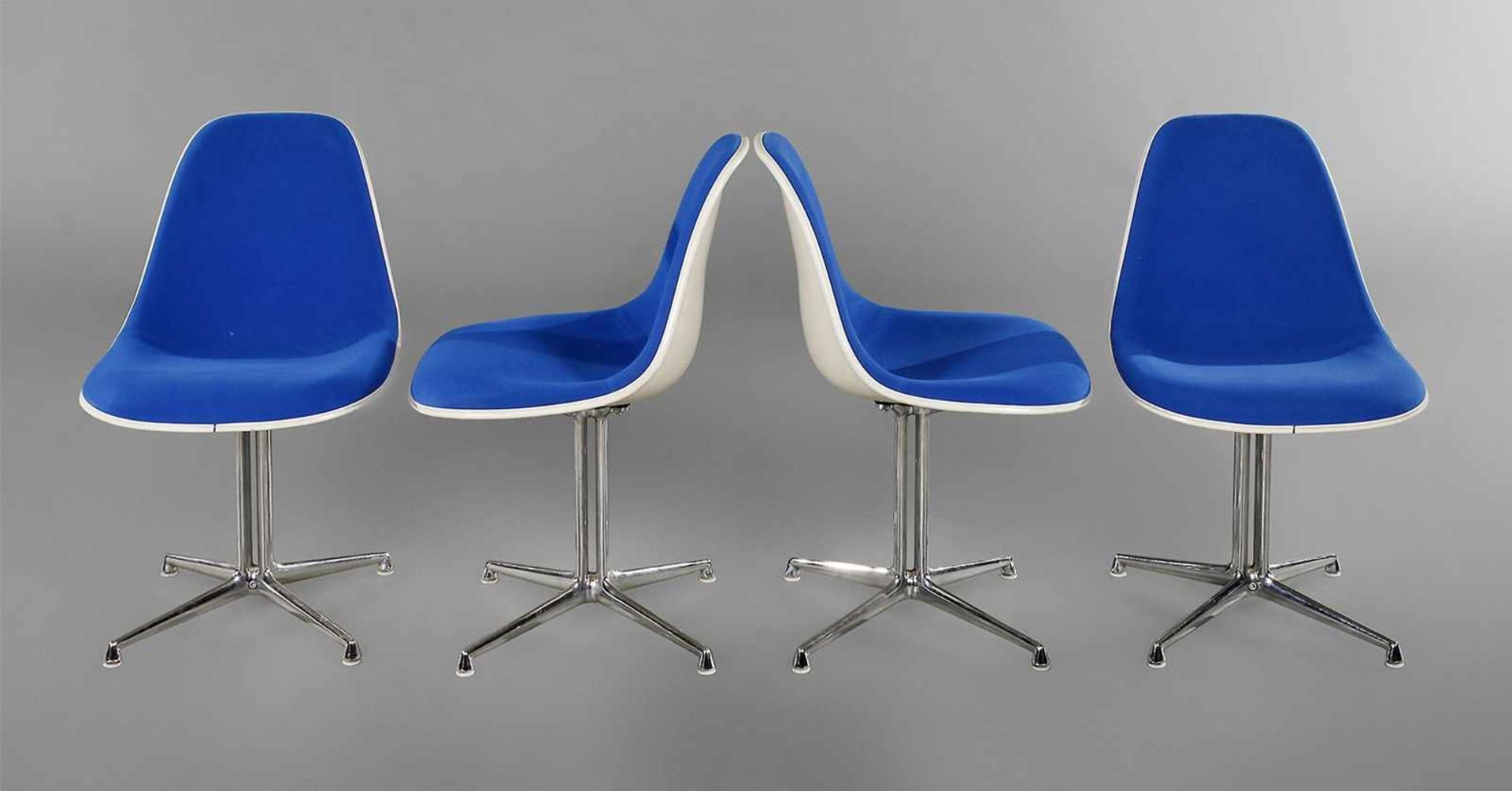 Vier Stühle "Lafonda" Charles & Ray Eames Entwurf 1961, Herstellung Vitra Weil am Rhein, Sitzschalen