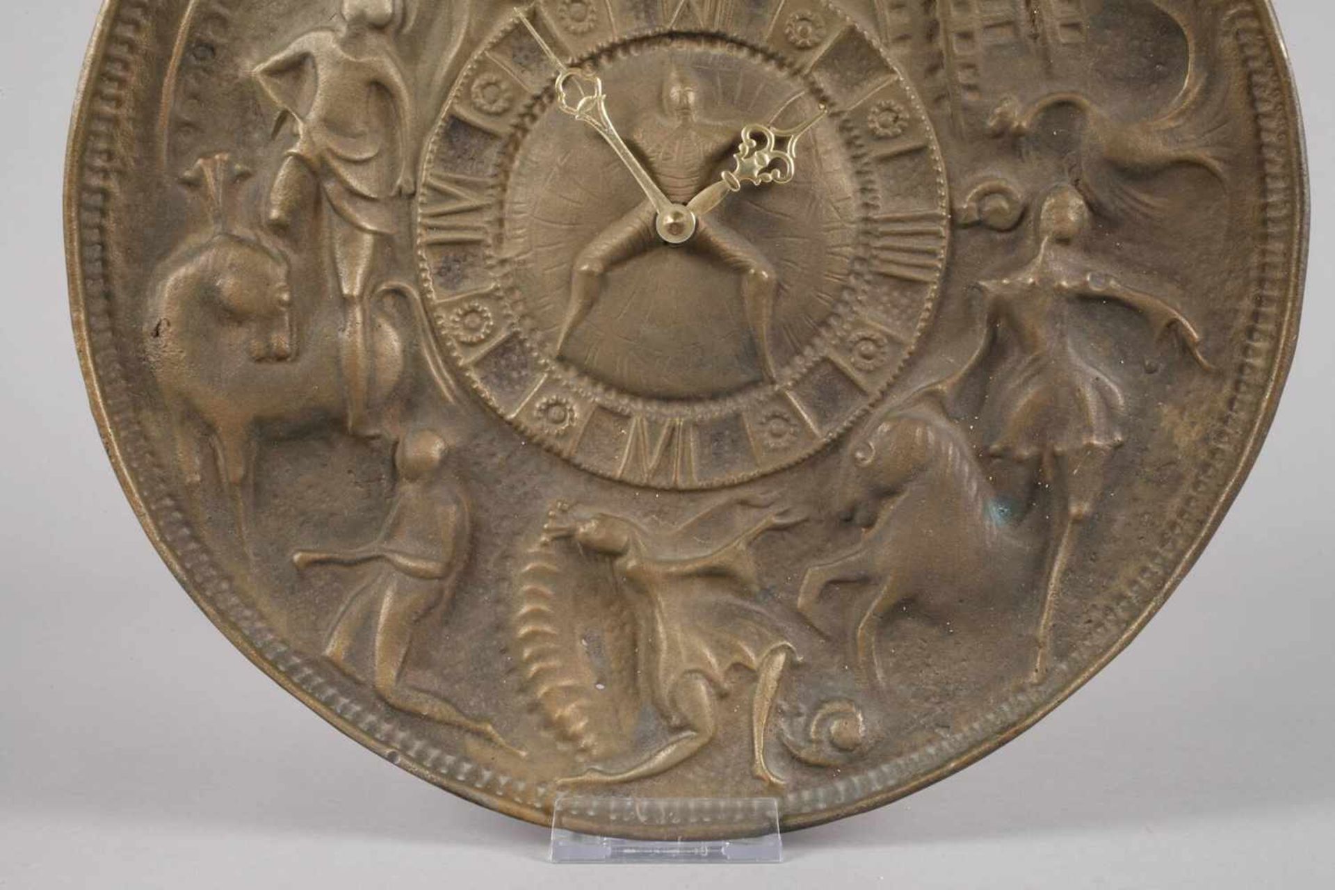 Wanduhr BronzeMitte 20. Jh., Ungemarkt, tellerförmiges Ziffernblatt mit römischen Zahlen und - Bild 3 aus 4
