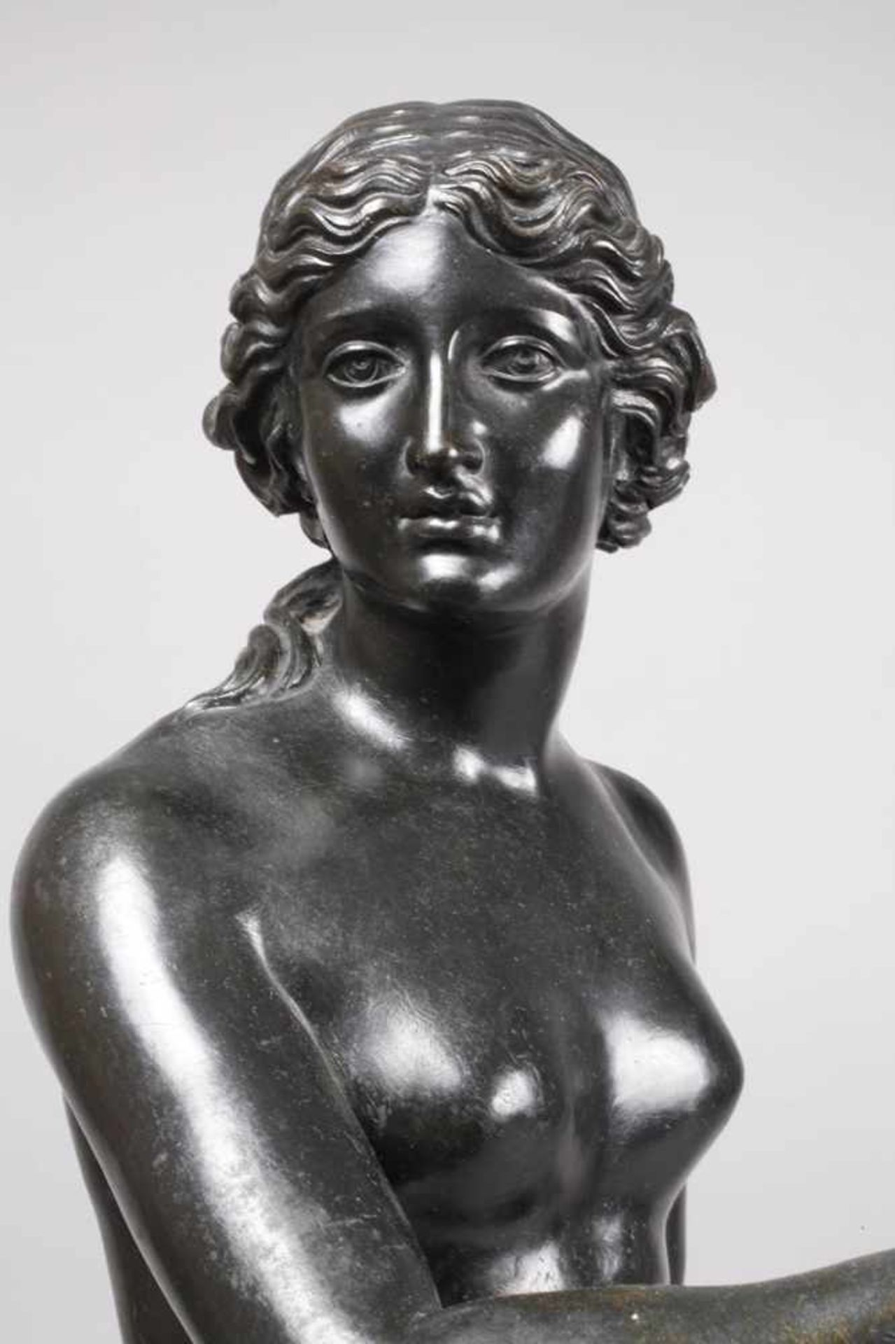 Göttin Hebeum 1900, unsigniert, Bronze schwarz patiniert, antikisierende Darstellung der Göttin Hebe - Bild 5 aus 7