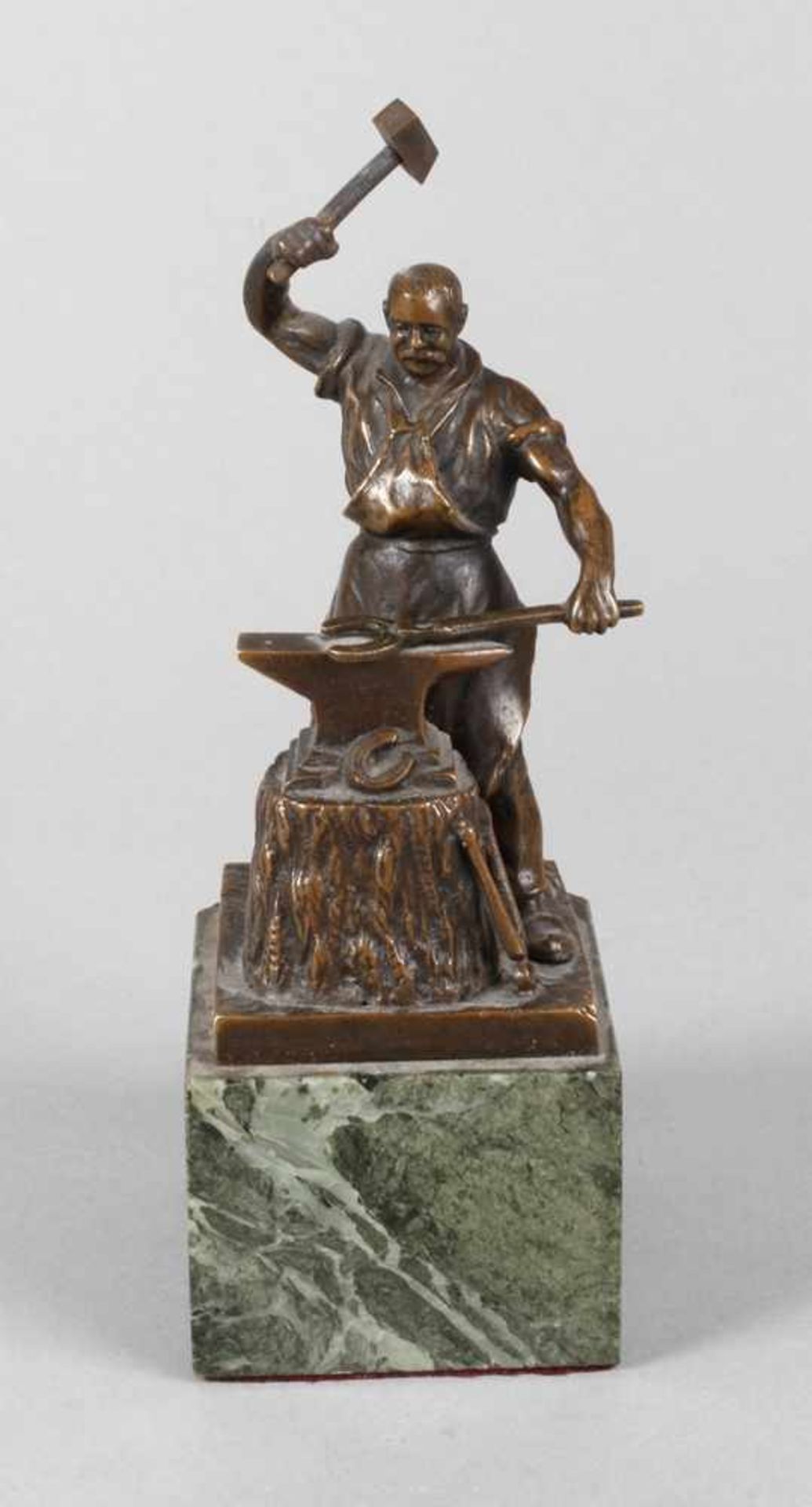 Carl Kauba, Hufschmiedum 1900, signiert, Bronze hellbraun patiniert, Darstellung eines