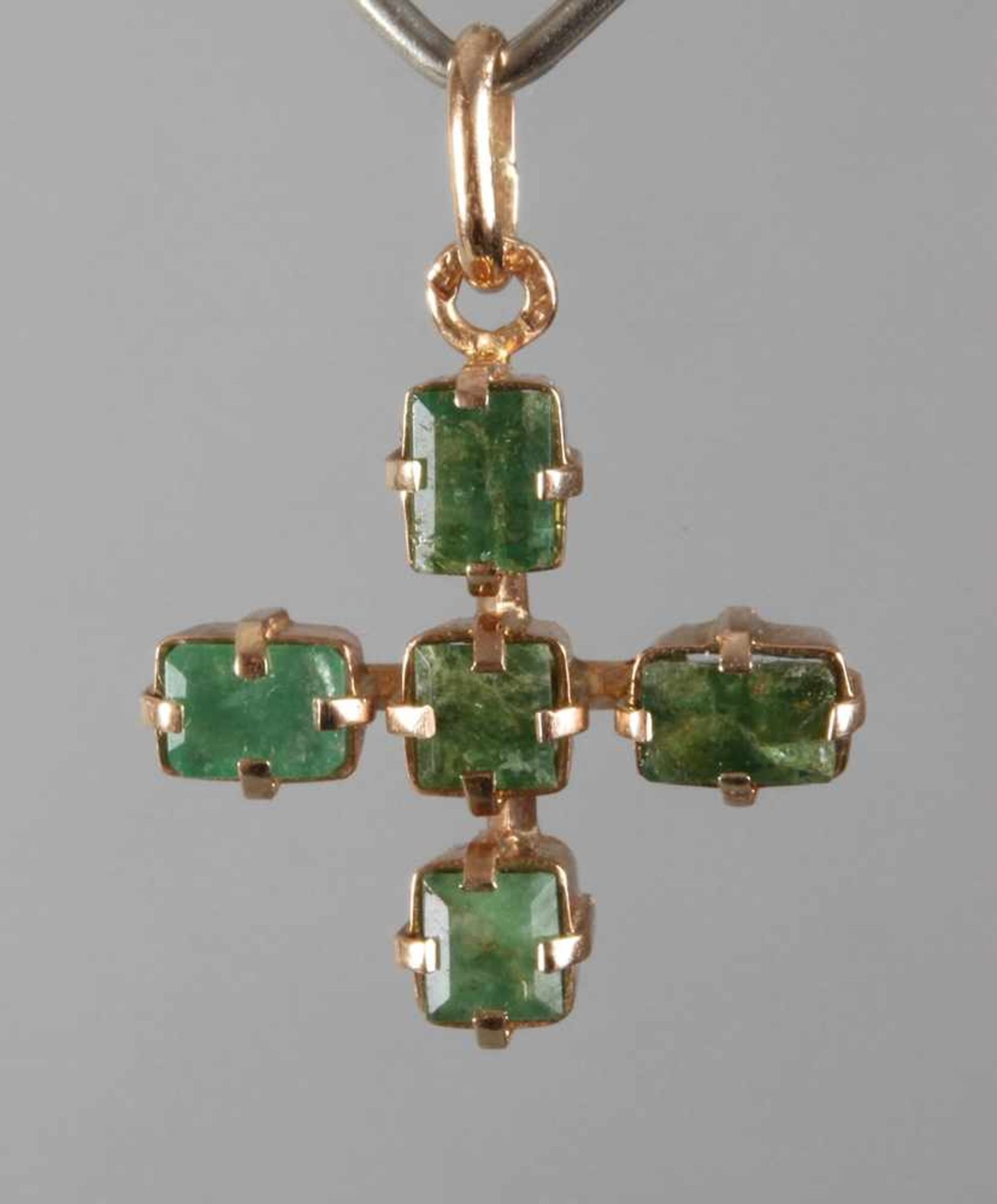 Kreuzanhänger mit Smaragden2. Hälfte 20. Jh., Gelbgold geprüft 585/1000, besetzt mit fünf