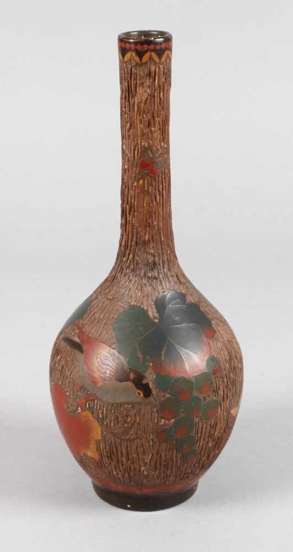 Vase mit Cloisonnéauflagenum 1900, ungemarkt, Steingut geritzt und matt bemalt, die Oberfläche in