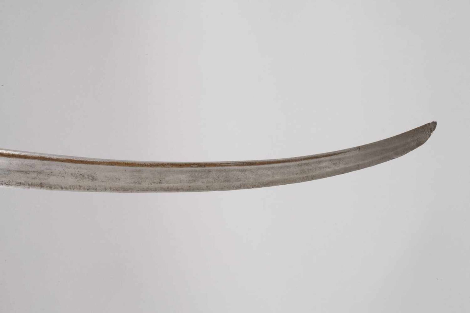 Kürassiersäbeldeutsch, um 1780, breite, geschwungene Keilklinge mit breiter und schmaler Kehle zur - Bild 4 aus 4
