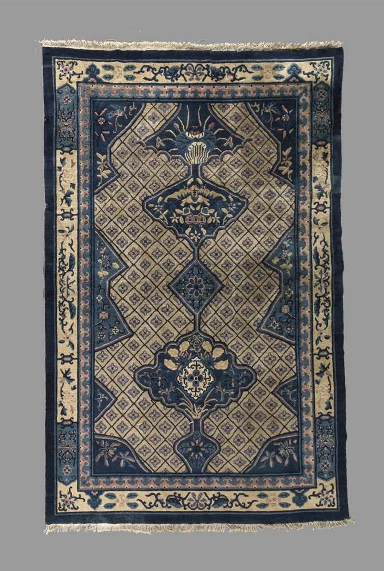 Teppich China um 1900, in Creme- und Blautönen gemustertes Modell, Flor sehr gut erhalten, leicht