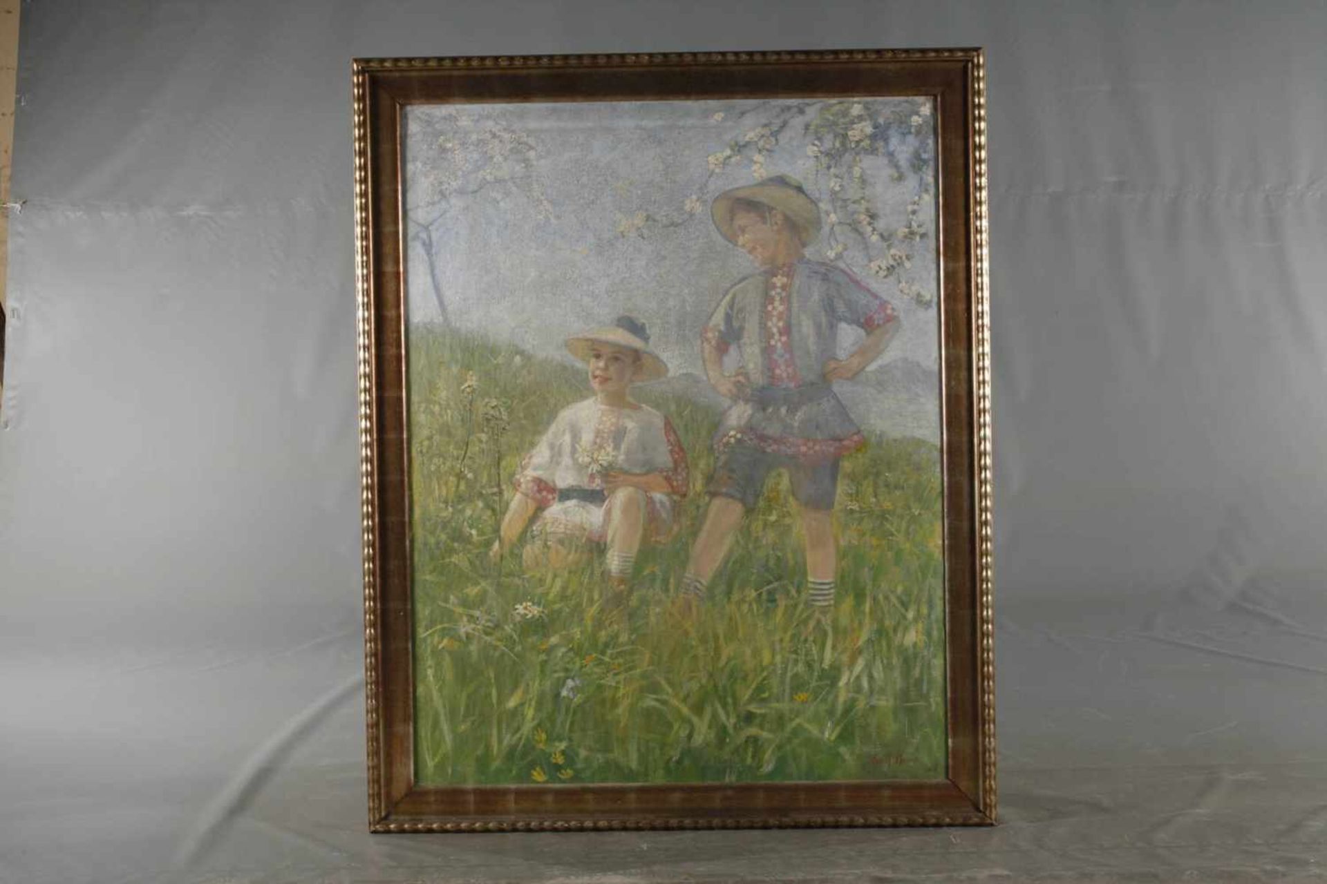 Ludwig Biehr, Kinder auf blühender Wiesezwei Jungen in Trachtenhemden mit Strohhüten, unter - Bild 2 aus 4