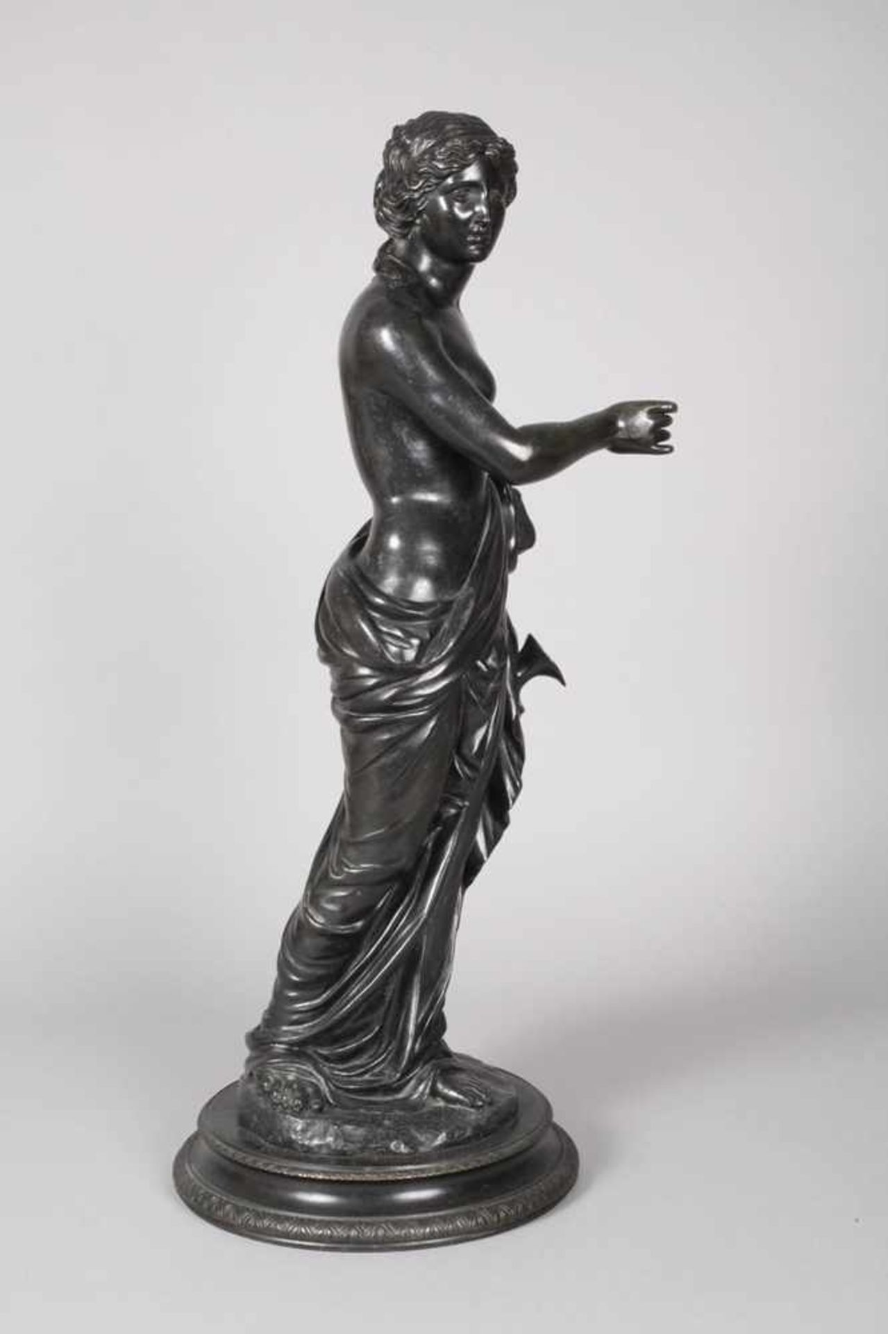 Göttin Hebeum 1900, unsigniert, Bronze schwarz patiniert, antikisierende Darstellung der Göttin Hebe - Bild 2 aus 7