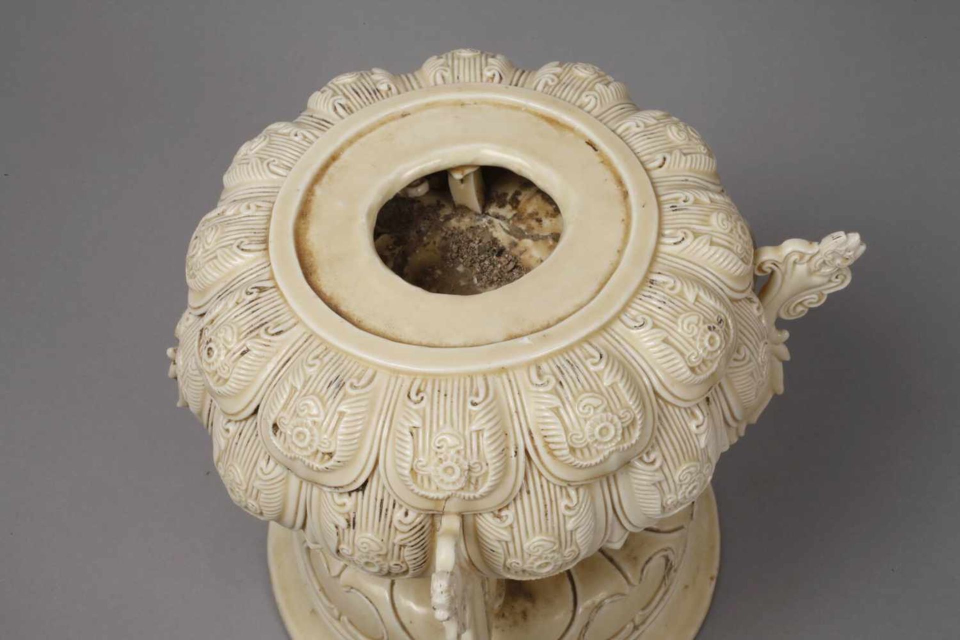 PorzellansockelChina, 19. Jh., Porzellan in elfenbeinfarbiger Unterglasur, getreppter Sockel, - Bild 3 aus 4