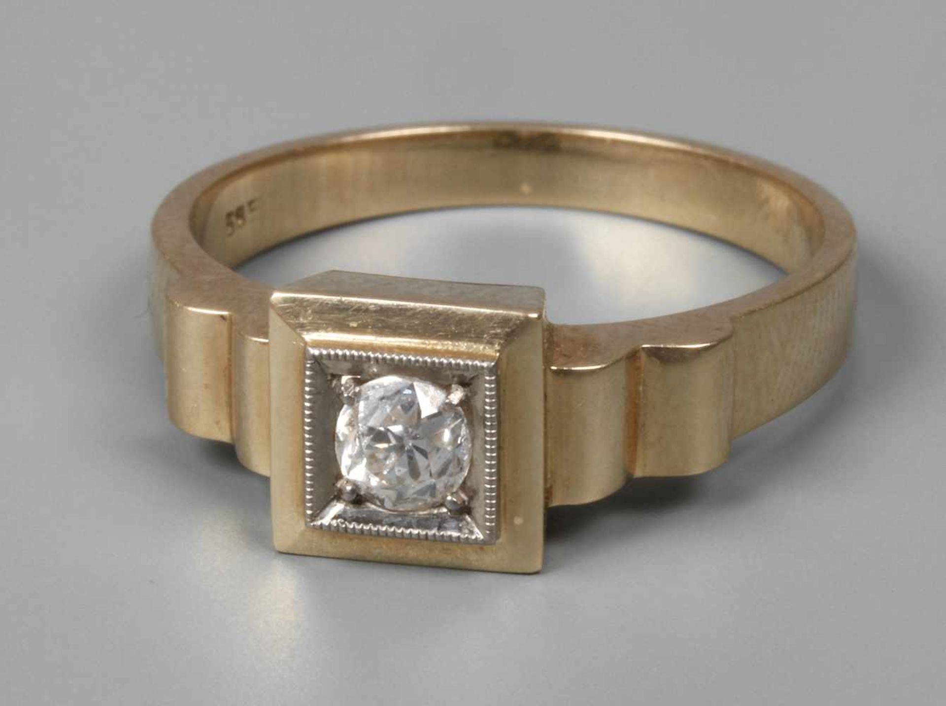 Damenring mit Brillantum 1930, Gelbgold gestempelt 585, besetzt mit einem Altschliffdiamant von