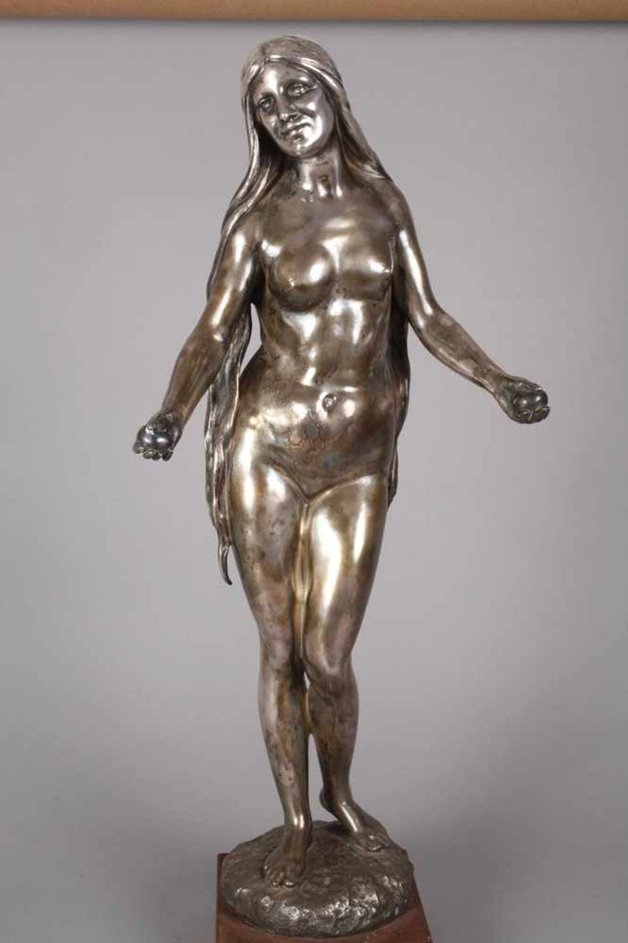 Adolf Fremd, "Pomona"datiert 1913 und signiert, Bronze versilbert, elegante Aktdarstellung der - Bild 2 aus 6