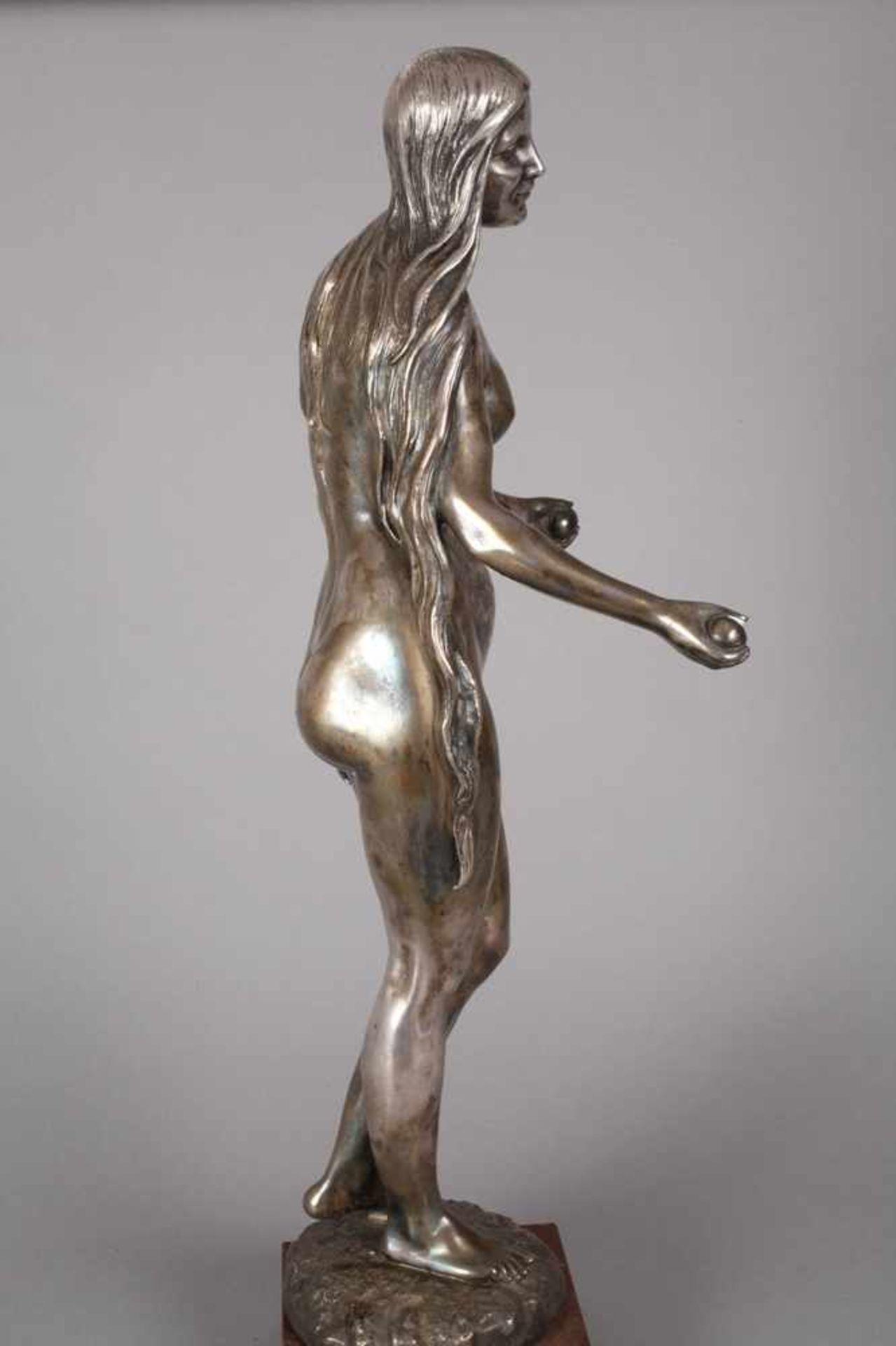Adolf Fremd, "Pomona"datiert 1913 und signiert, Bronze versilbert, elegante Aktdarstellung der - Bild 3 aus 6