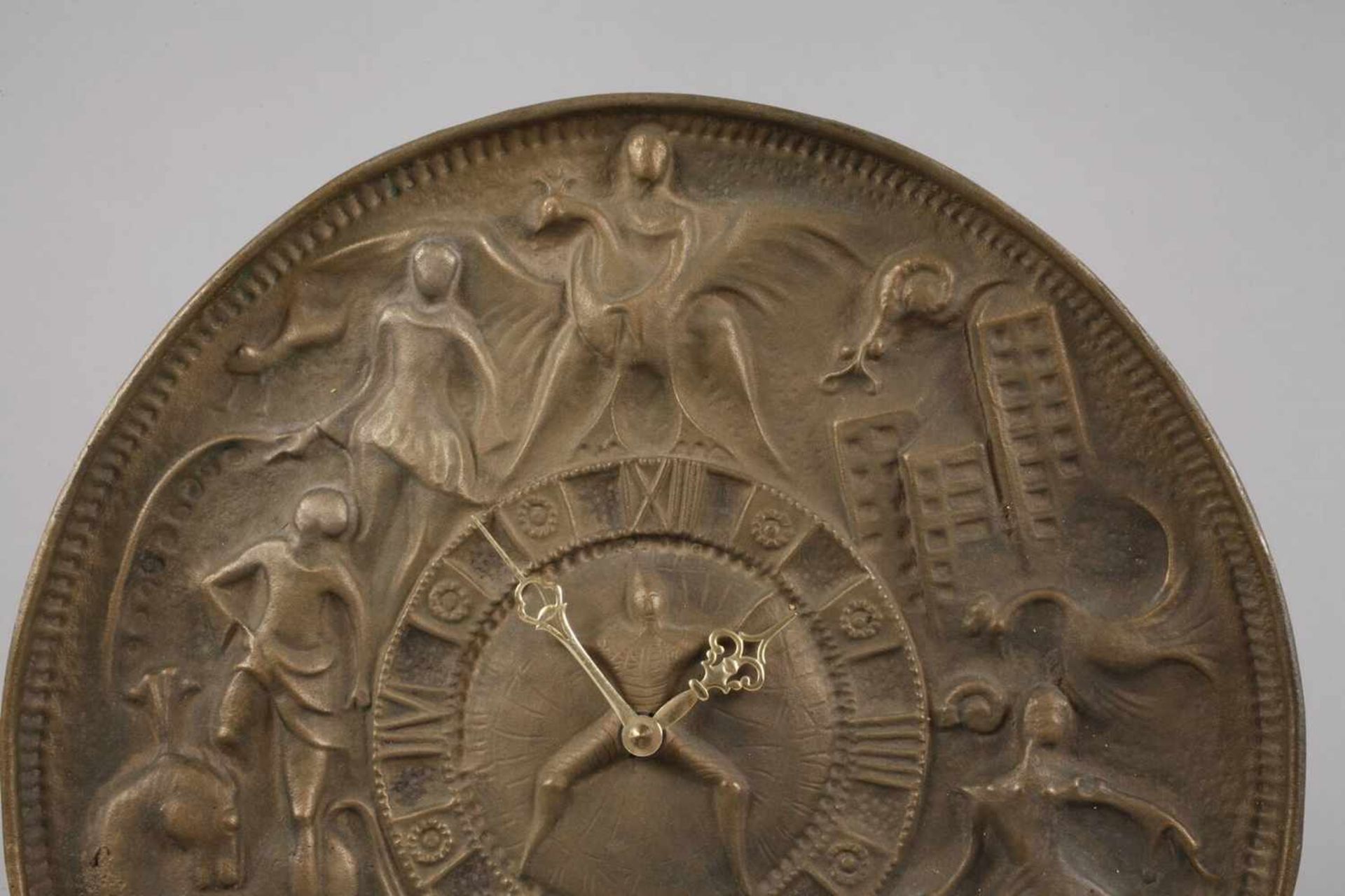 Wanduhr BronzeMitte 20. Jh., Ungemarkt, tellerförmiges Ziffernblatt mit römischen Zahlen und - Bild 2 aus 4