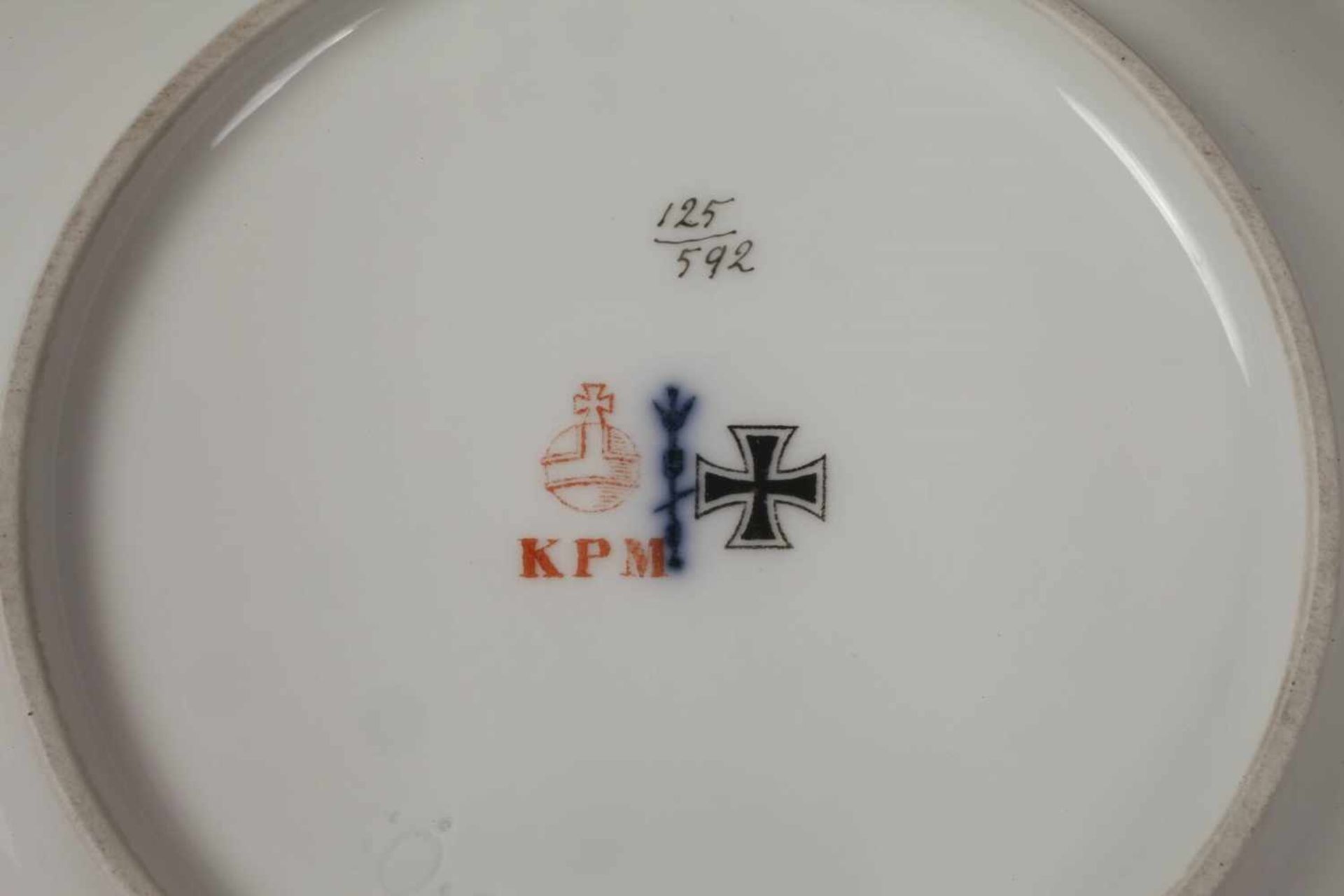 KPM Berlin patriotische TasseJahreszeichen "P" für 1915, blaue Zeptermarke, rote Reichsapfelmarke, - Bild 3 aus 4