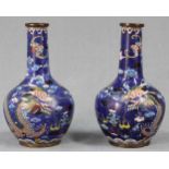 Zwei Claisonne Vasen Japan. Drache jagt die Flammende Perle.Je 16 cm hoch. Wohl Edo-Zeit (1600 -