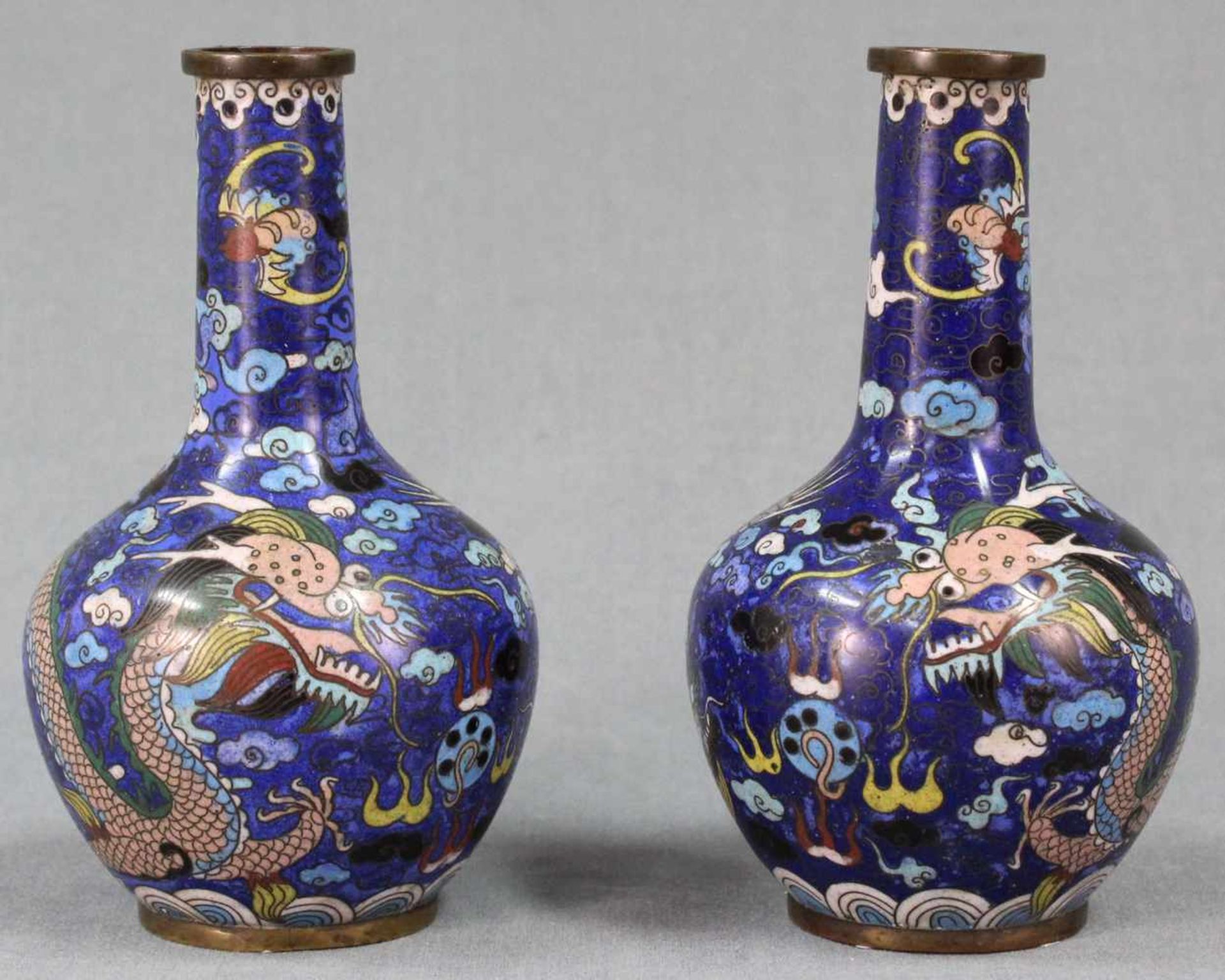 Zwei Claisonne Vasen Japan. Drache jagt die Flammende Perle.Je 16 cm hoch. Wohl Edo-Zeit (1600 -
