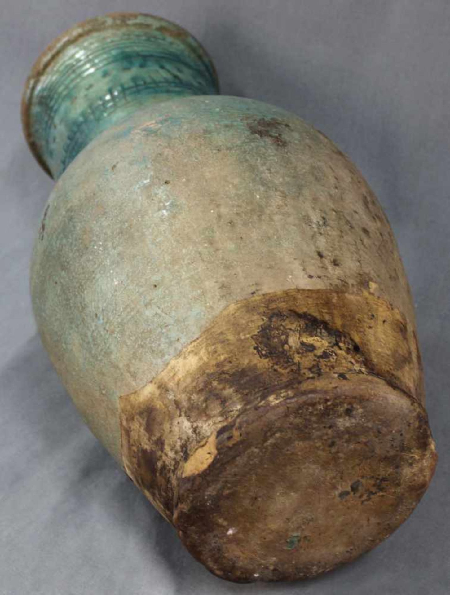 Amphore / Vase. Steingut. Türkisfarbene Glasur. Wohl Iran / Zentralasien um 1100.57 cm hoch. - Image 9 of 9