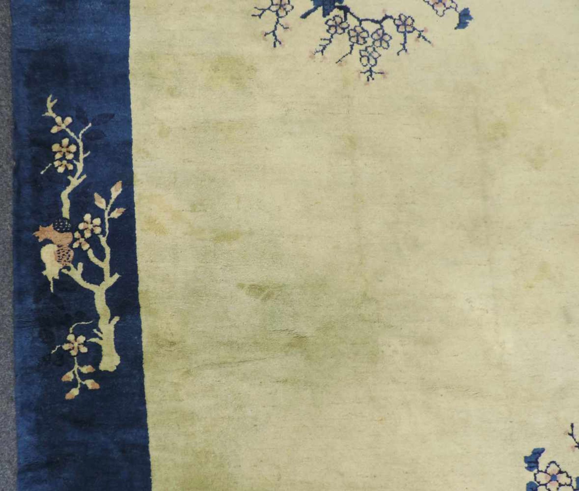 Peking Teppich. China. Alt, um 1900 - 1920.360 cm x 277 cm. Handgeknüpft. Wolle auf Baumwolle. - Bild 5 aus 10