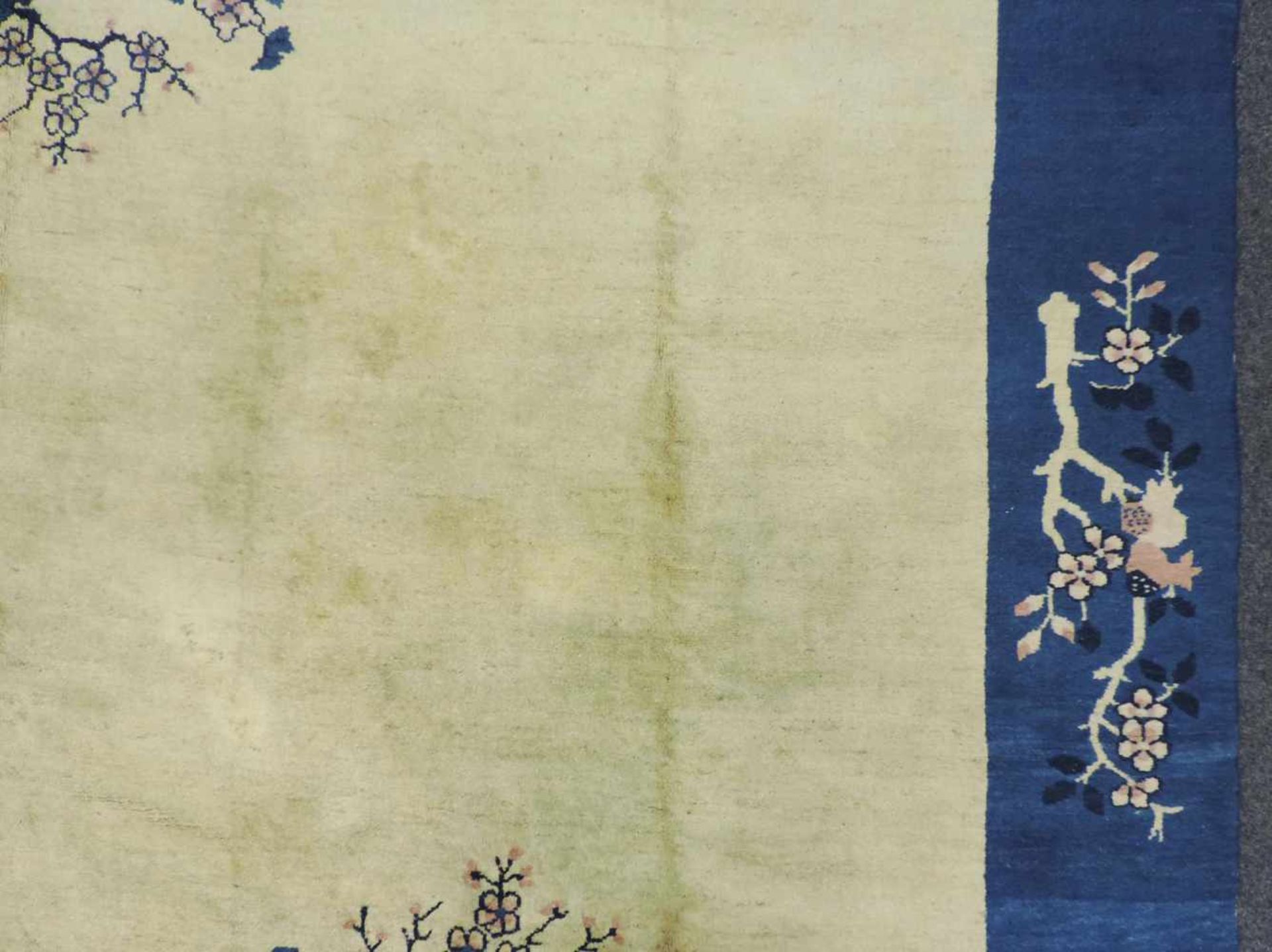 Peking Teppich. China. Alt, um 1900 - 1920.360 cm x 277 cm. Handgeknüpft. Wolle auf Baumwolle. - Bild 6 aus 10