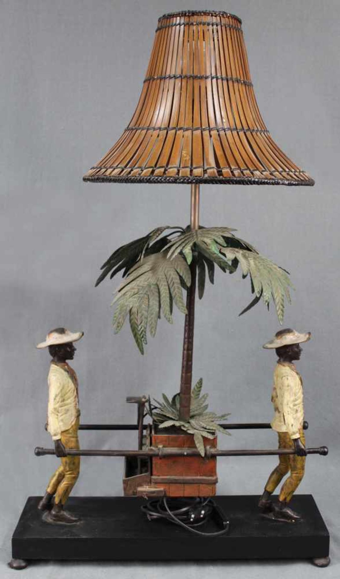 Lampe. Senfte, getragen von zwei Mohren. Mit Bambusschirm.90 cm x 52 cm. Elektrifiziert.Lampe. - Image 4 of 9