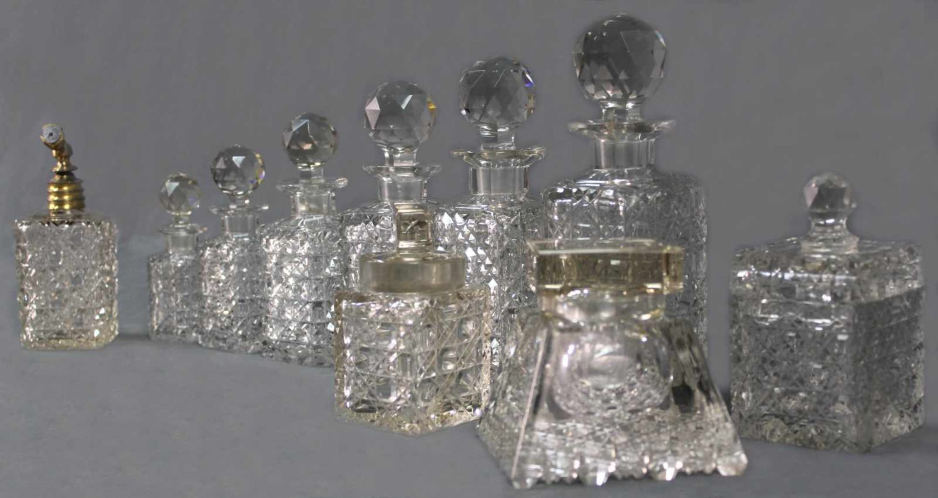 Zehn Parfüm Flakons. Kristall, geschliffen.Bis 20 cm hoch. Teils beschädigt und restauriert.Ten - Image 4 of 11