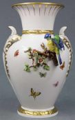 Unterweissbach Porzellan. Vase circa 1940 - 1960.43 cm hoch. Modellierte Vögel auf
