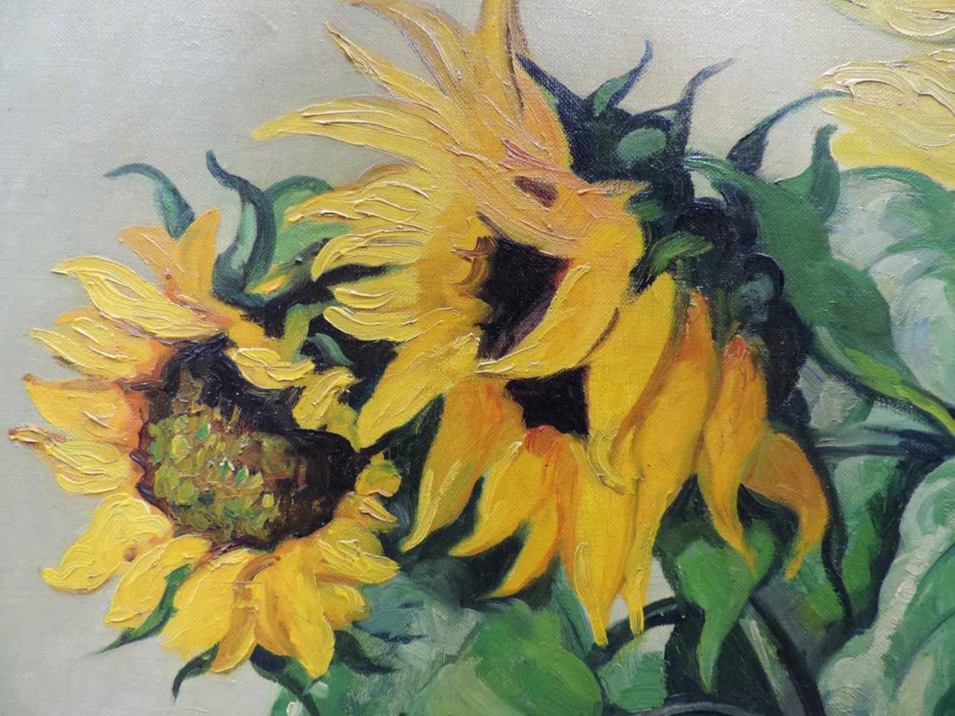 Martha WÖLCKE (? - 1944). Sonnenblumen in einem Steinguttopf auf blauem Tuch.100 cm x 88 cm. - Image 7 of 8