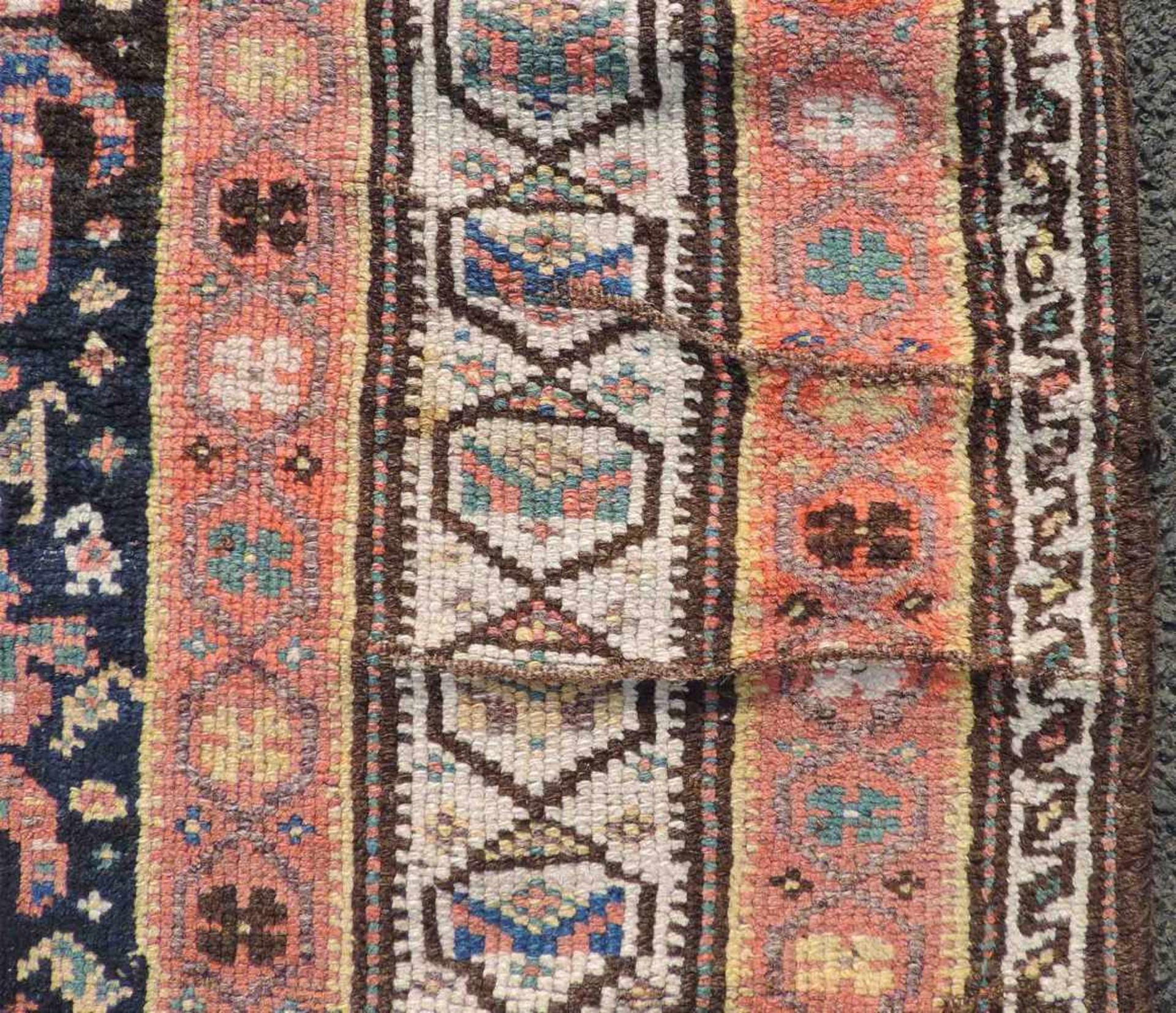 Schiraz Galerie Teppich. Perser. Iran. Alt, um 1910.355 cm x 135 cm. Handgeknüpft. Wolle auf Wolle. - Bild 5 aus 9