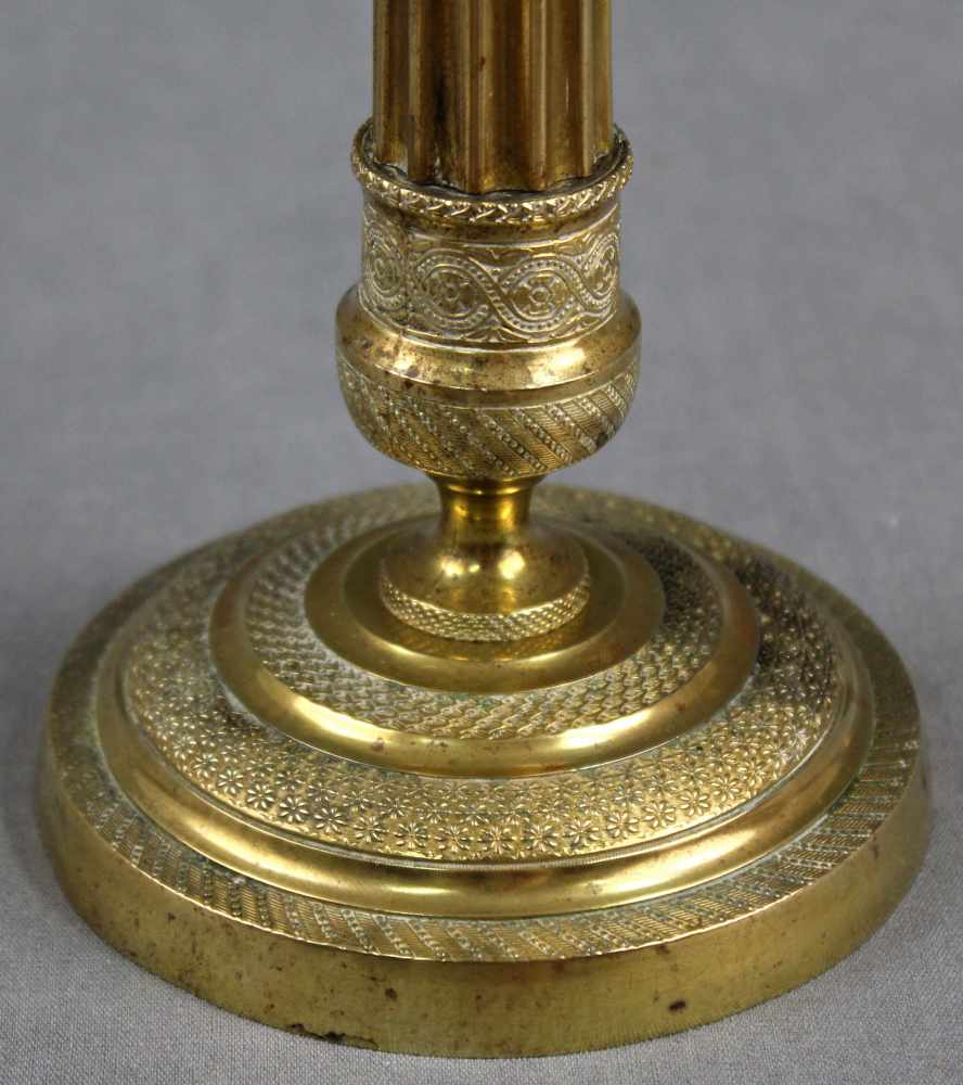 Empire Leuchter "Bronze doré" aus der Zeit. 1. Hälfte 19. Jahrhundert.25,5 cm hoch. Undeutliche - Image 5 of 7