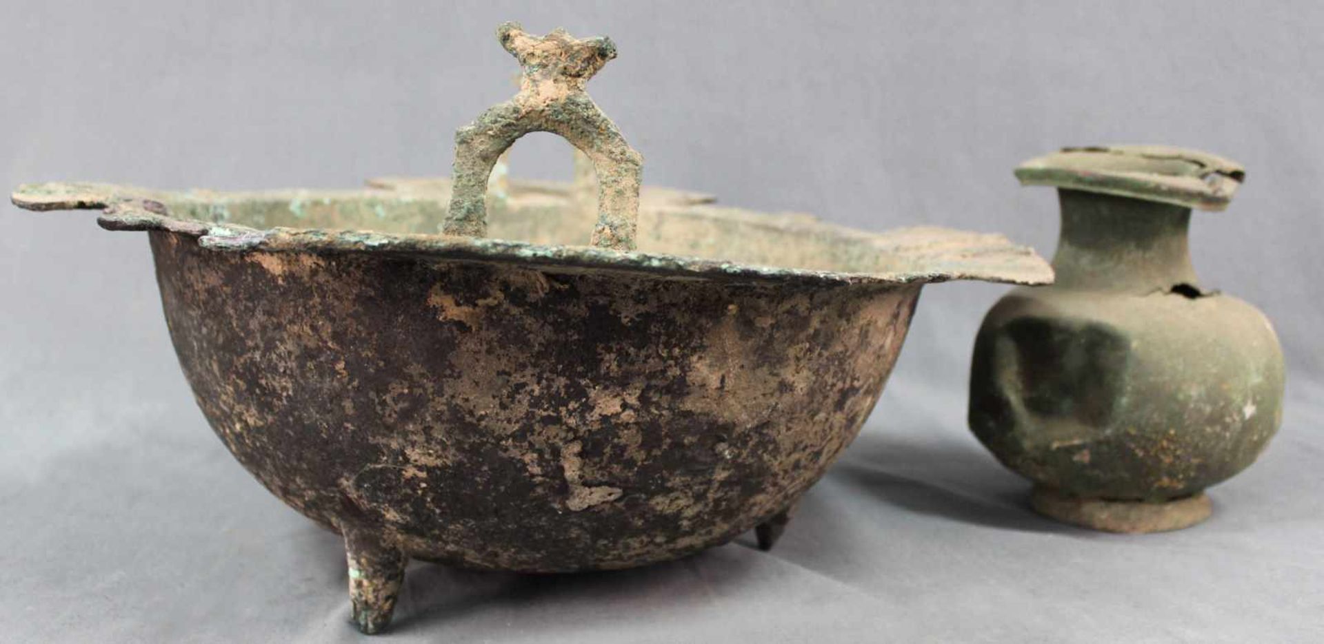 Bronze Gefäß mit Aufhängungen. Wohl China, antik.47 cm Durchmesser. 18 cm hoch. Dazu Kupfer / Bronze - Image 8 of 8