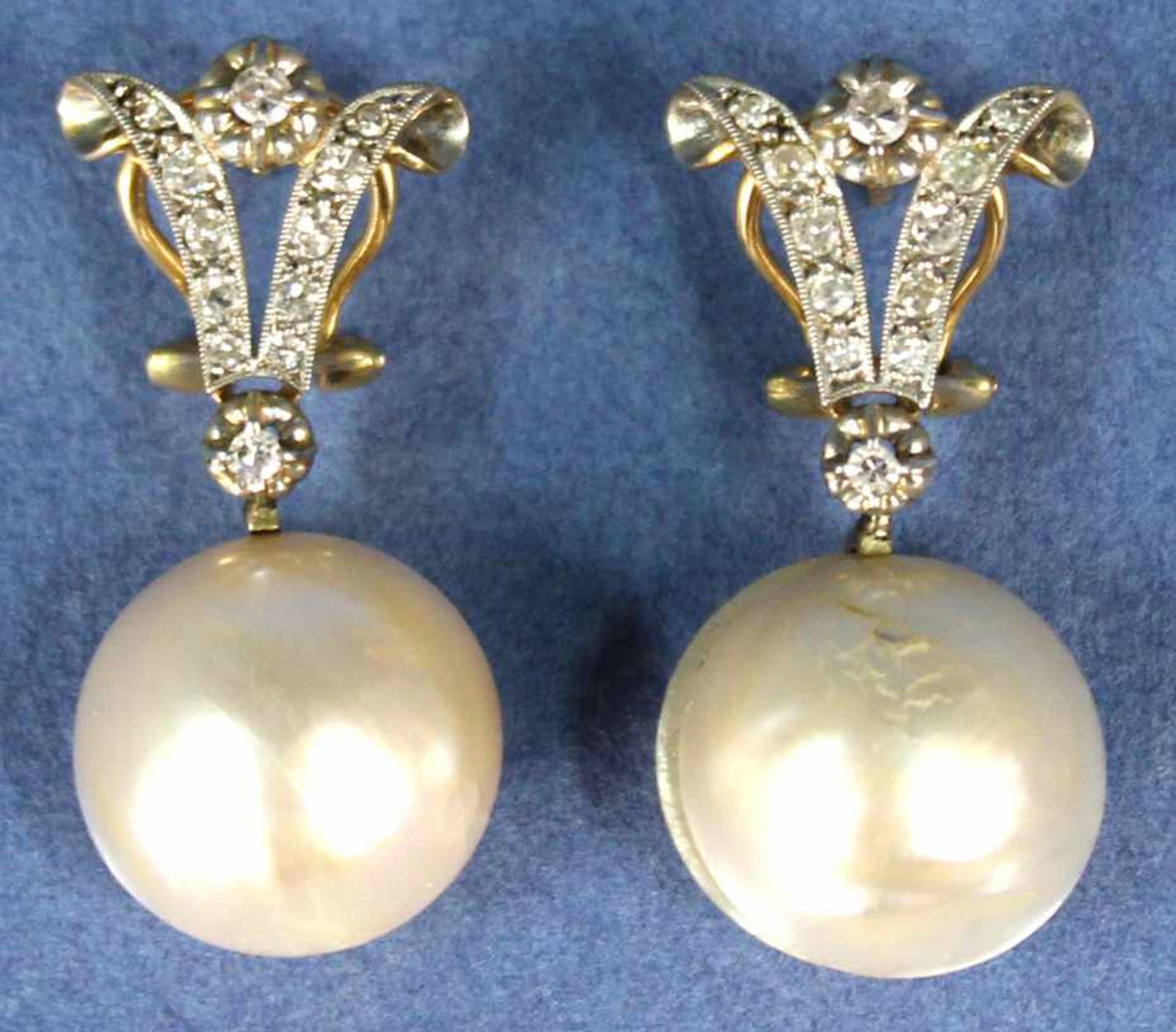 Große Halbperlen- Ohrringe 12,3 Gramm, 750 Gelb Gold. Besetzt mit Diamanten und Saphiren.2,6 cm