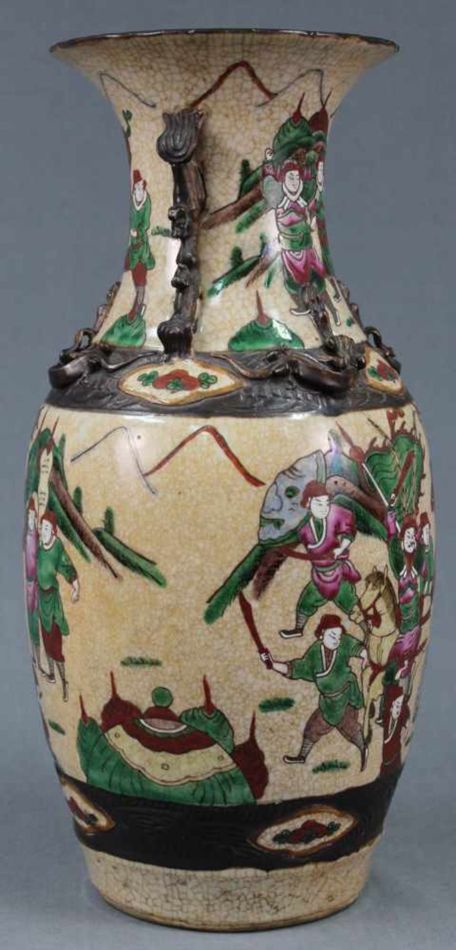 Vase / Vorratsgefäß. China alt.44 cm hoch. Der gehöhte Friesdekor wohl als Aufnahme für Seile zum - Bild 2 aus 8