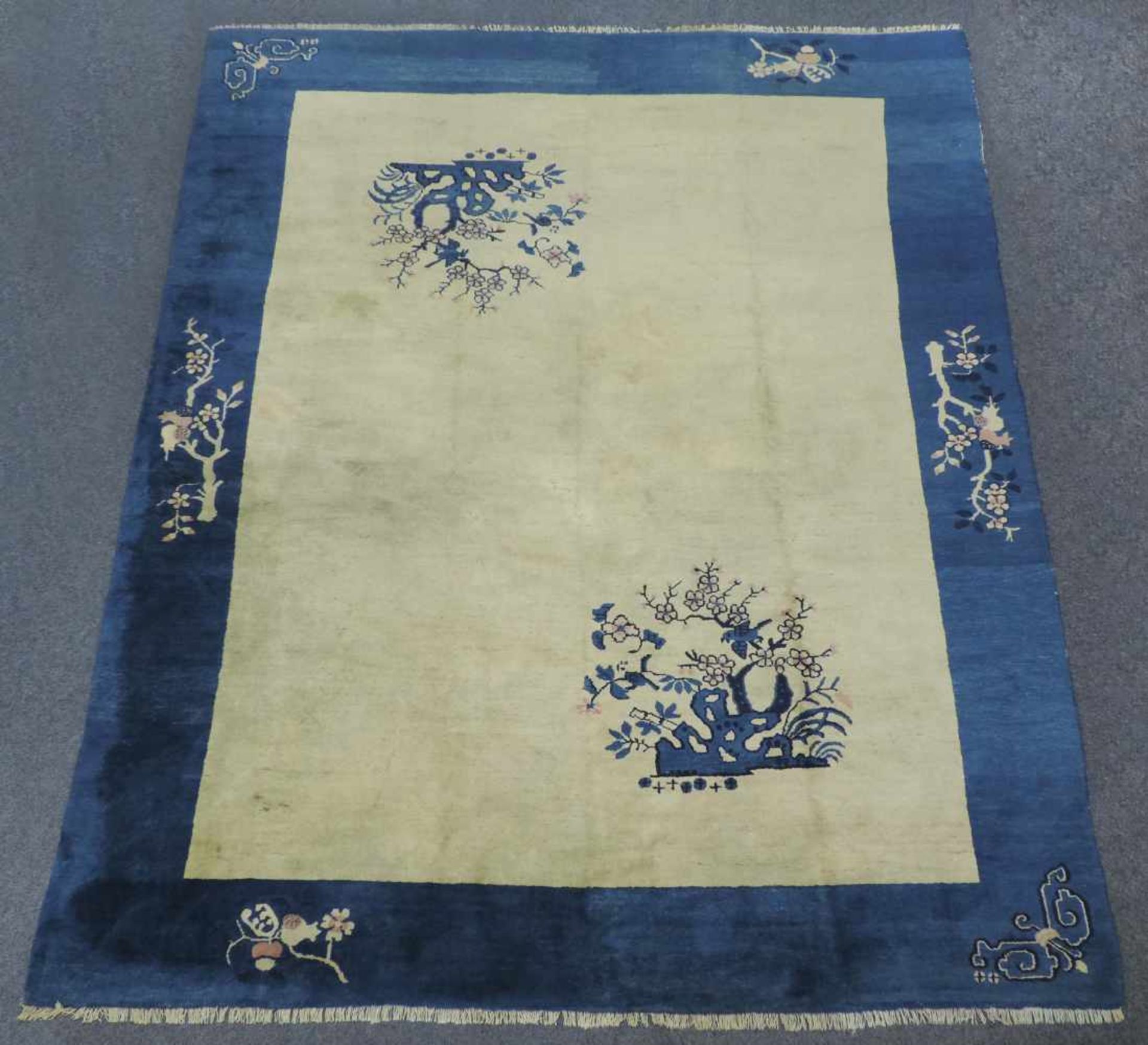 Peking Teppich. China. Alt, um 1900 - 1920.360 cm x 277 cm. Handgeknüpft. Wolle auf Baumwolle.