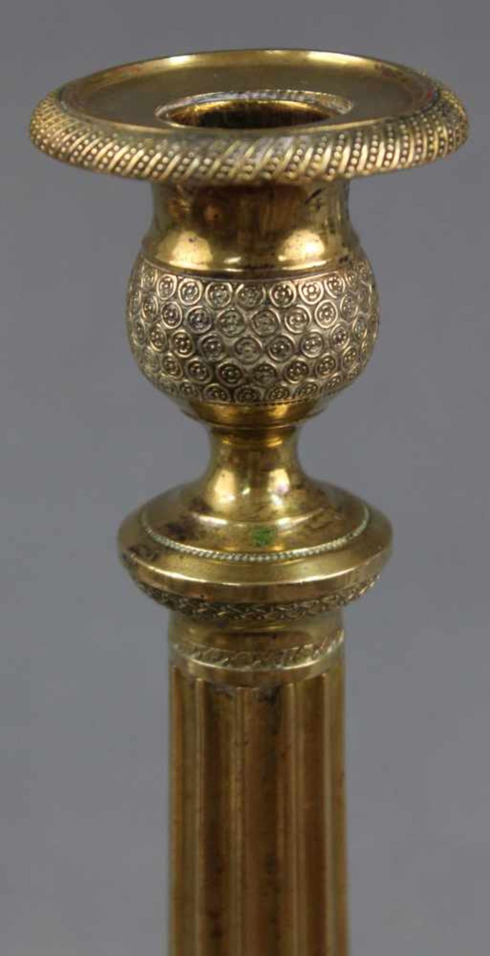 Empire Leuchter "Bronze doré" aus der Zeit. 1. Hälfte 19. Jahrhundert.25,5 cm hoch. Undeutliche - Image 4 of 7